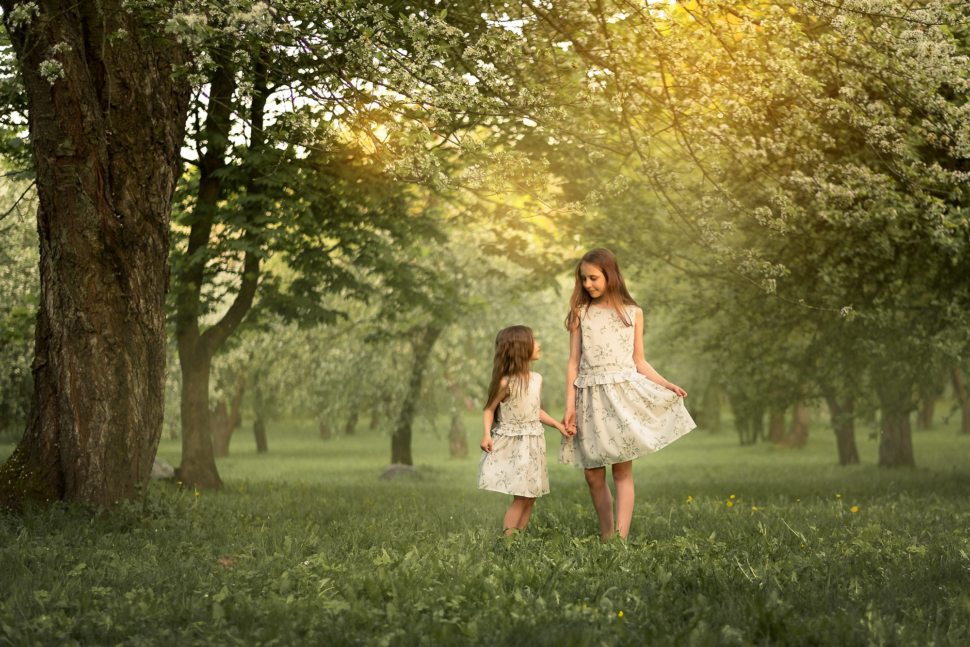 Детская съёмка в цветущем саду. Семейный фотограф и фотограф новорожденных в Вильнюсе Ирина Беленкевич