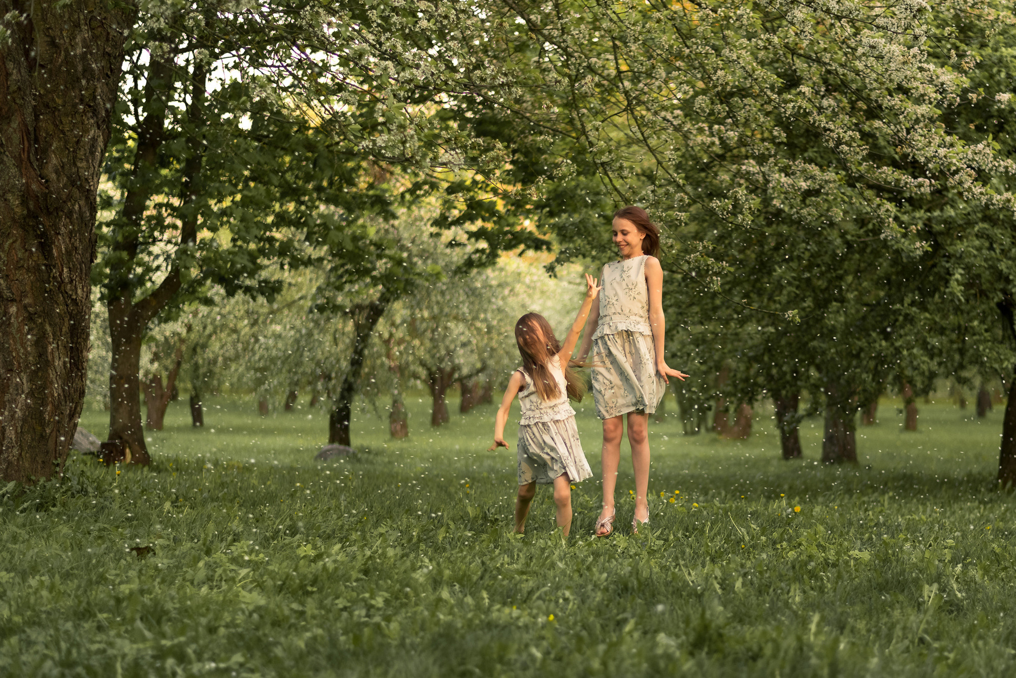 Детская съёмка в цветущем саду. Семейный фотограф и фотограф новорожденных в Вильнюсе Ирина Беленкевич
