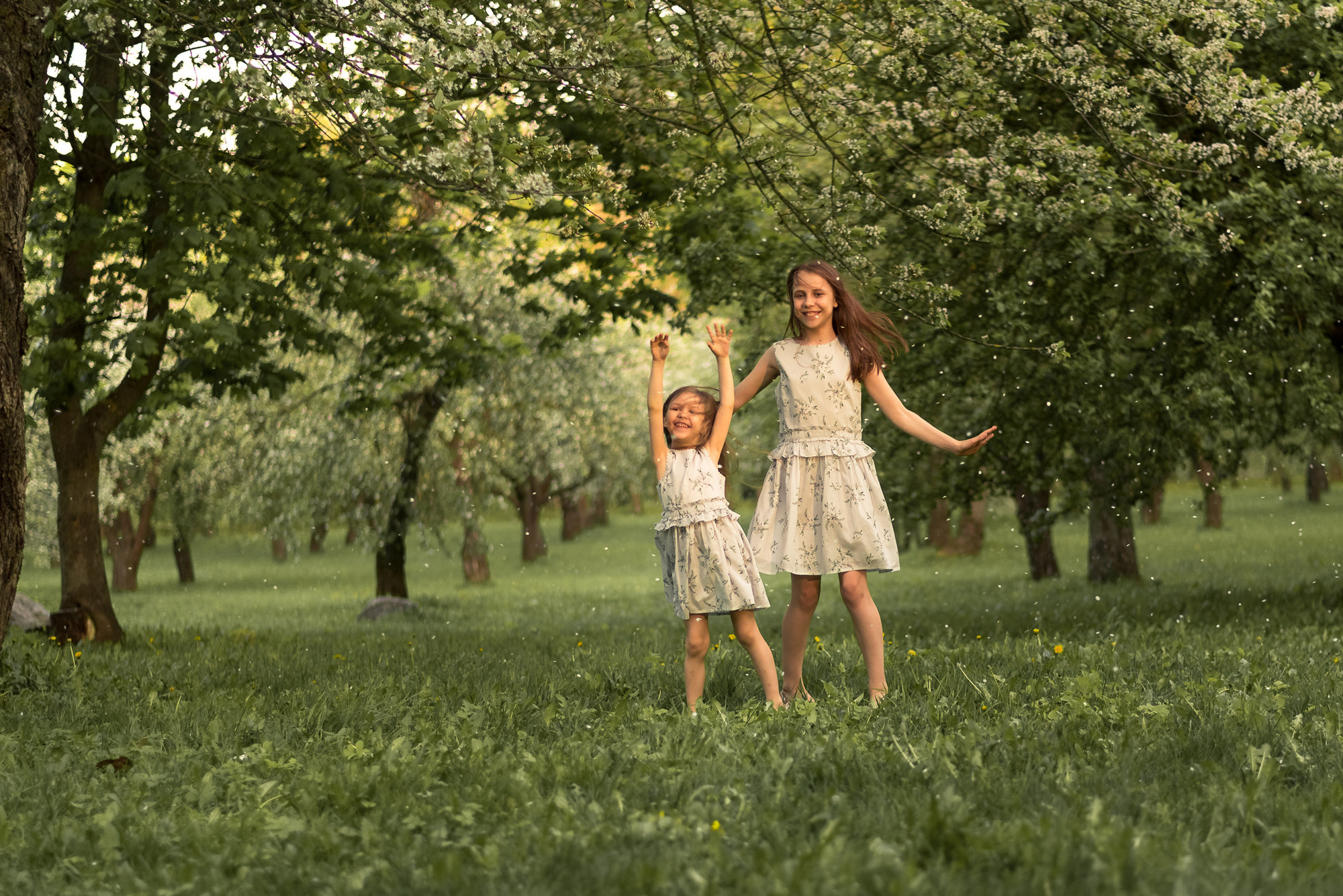 Детская съёмка в цветущем саду. Семейный фотограф и фотограф новорожденных в Вильнюсе Ирина Беленкевич