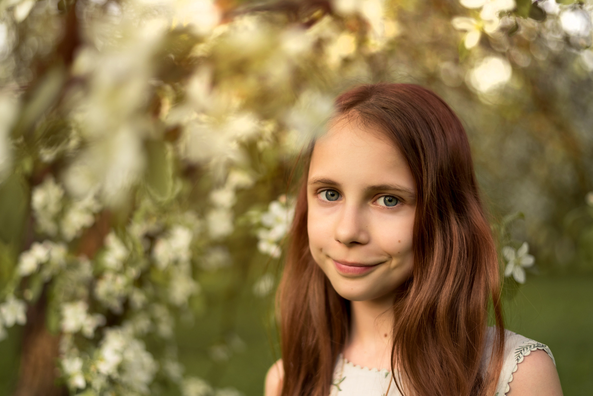 Детская съёмка в цветущем саду. Семейный фотограф и фотограф новорожденных в Вильнюсе Ирина Беленкевич