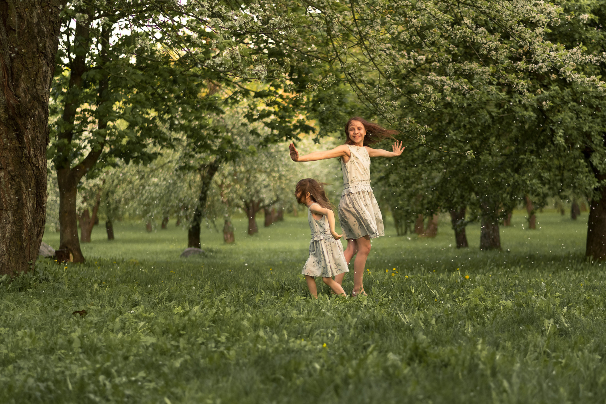 Детская съёмка в цветущем саду. Семейный фотограф и фотограф новорожденных в Вильнюсе Ирина Беленкевич
