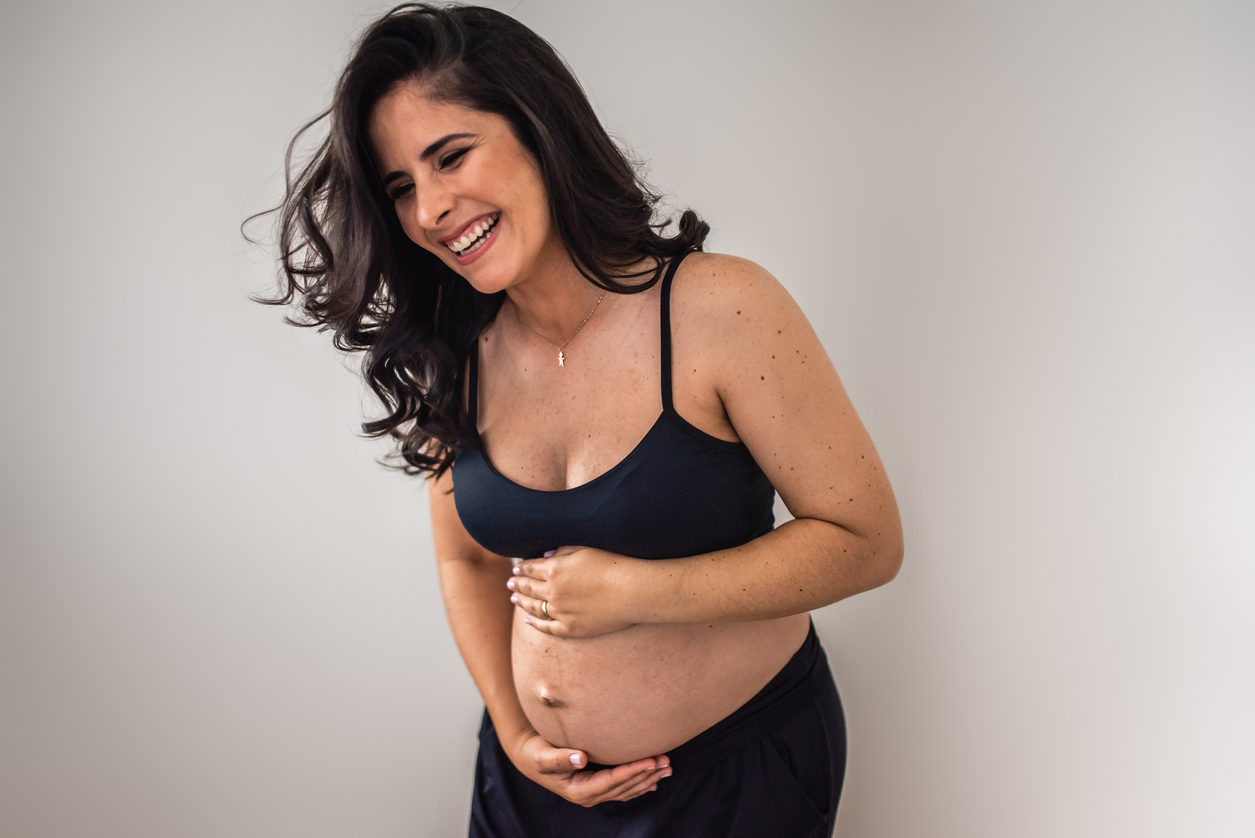 Fotografia de gestante em apartamento em Belo Horizonte, ensaio natural e espontâneo