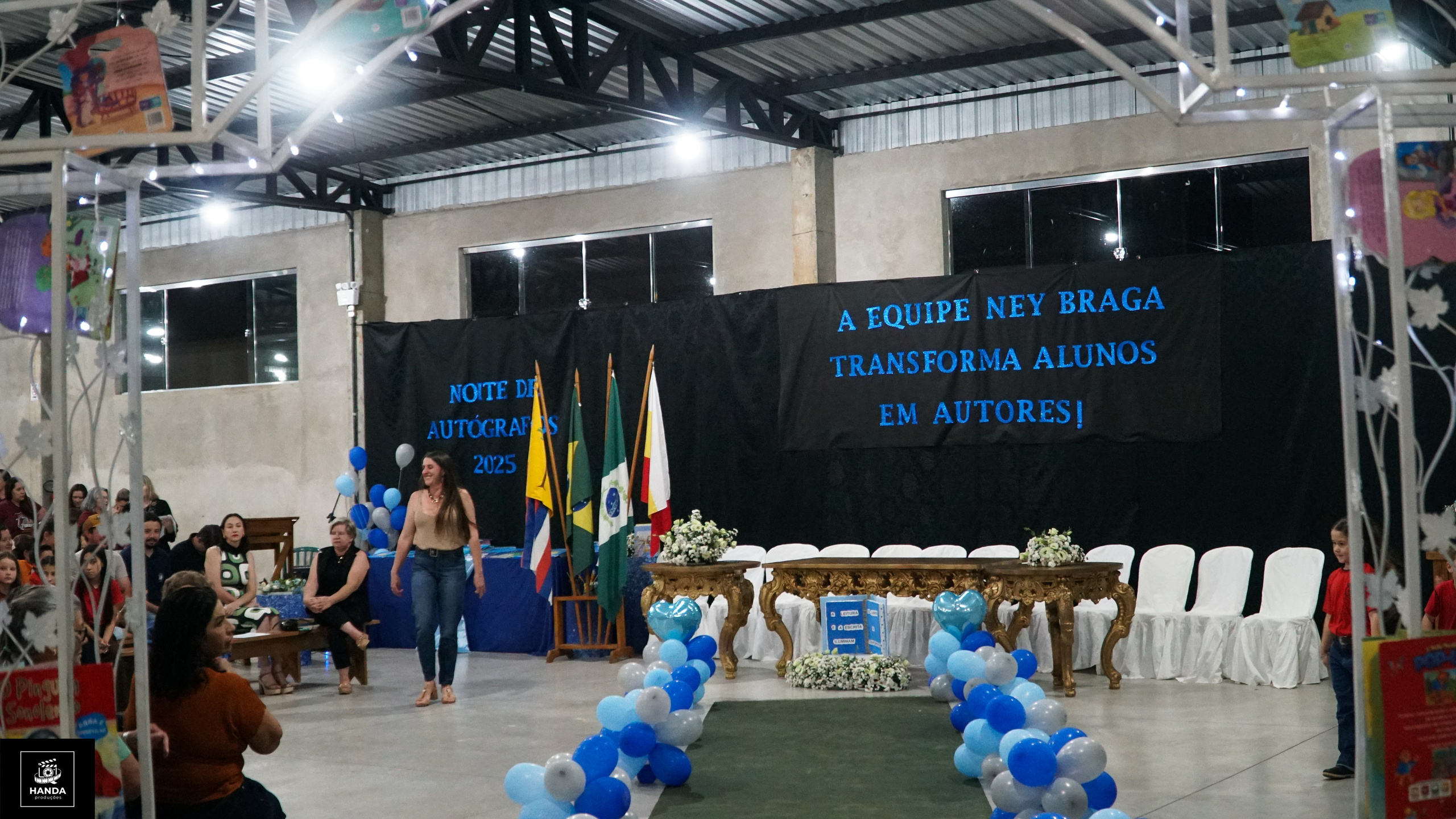 Noite autógrafos colégio Aurélio Buarque de Holanda. Handa Produções