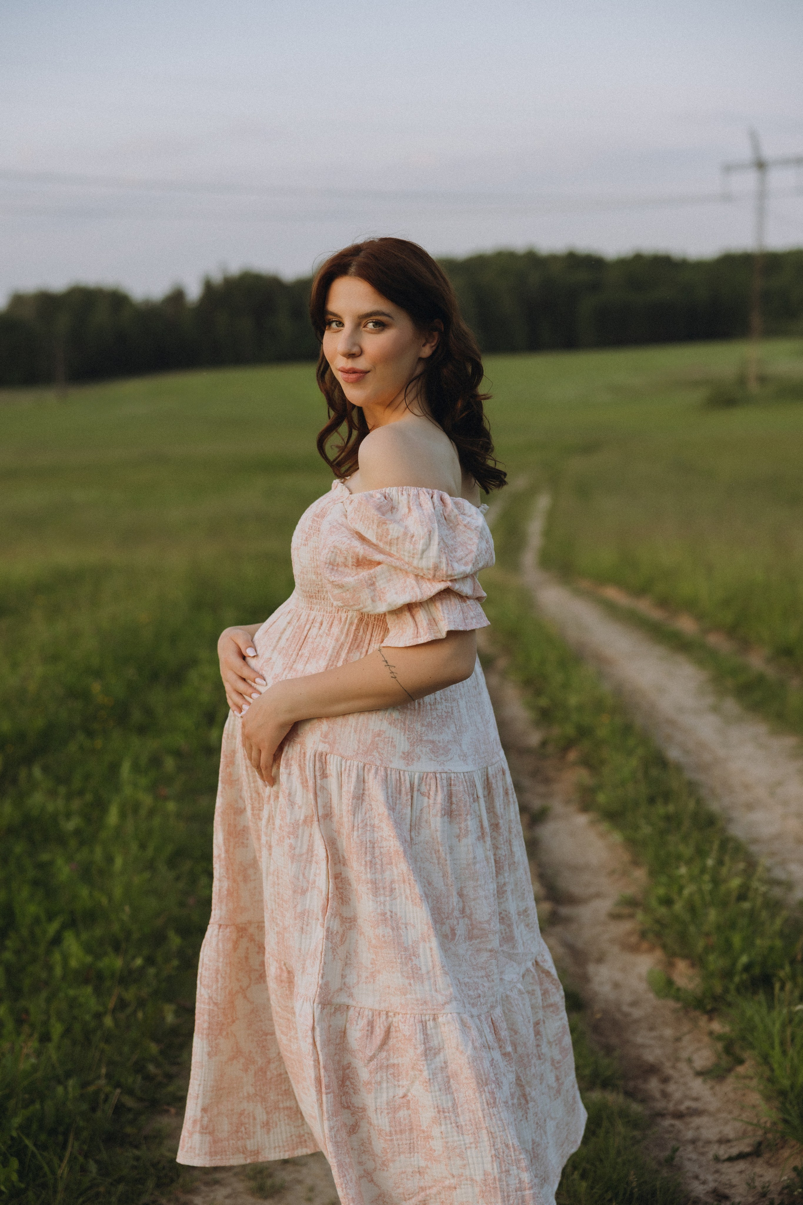 Lera & Maksim | laukimo fotosesija pievoje saulei besileidžiant. Vestuvių ir šeimų fotografė Lena Bondarenko / belove photo