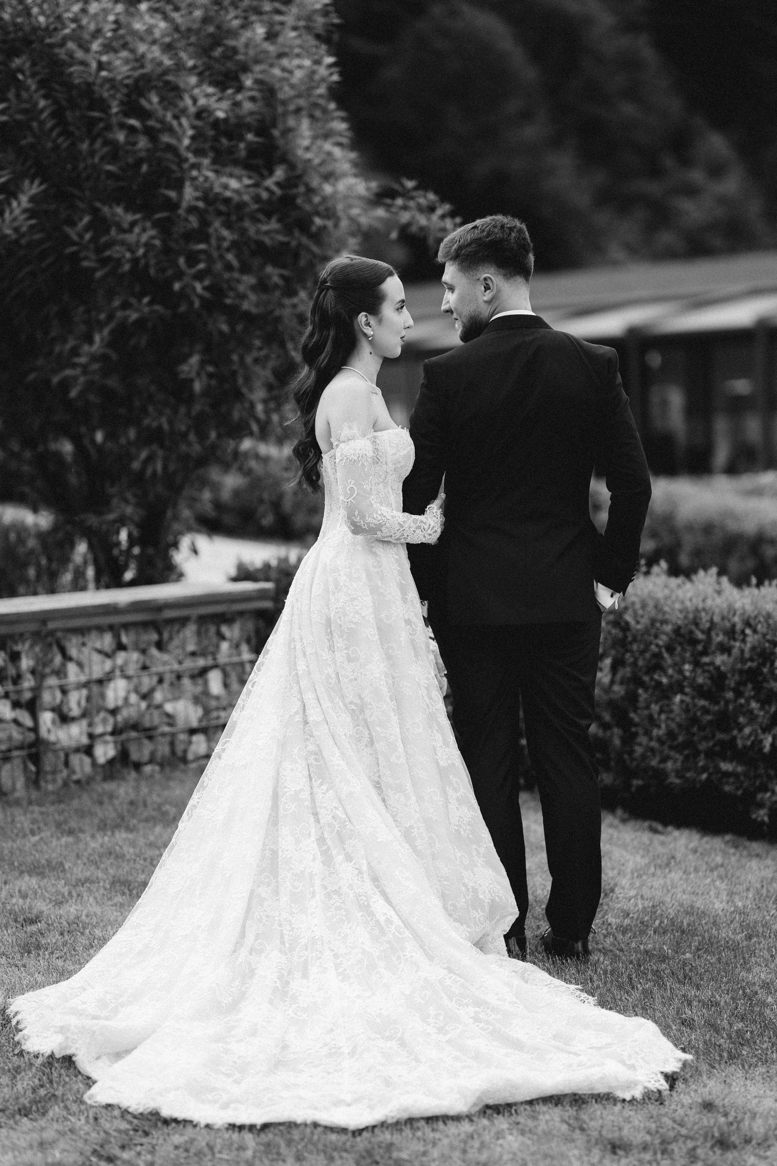 Cadru romantic de aproape cu mirii îmbrățișați