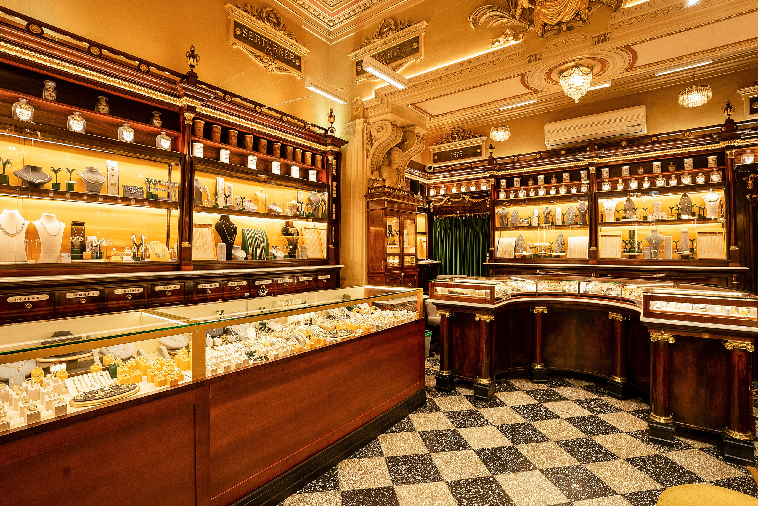 Interior photos for “Diamor Diamond”