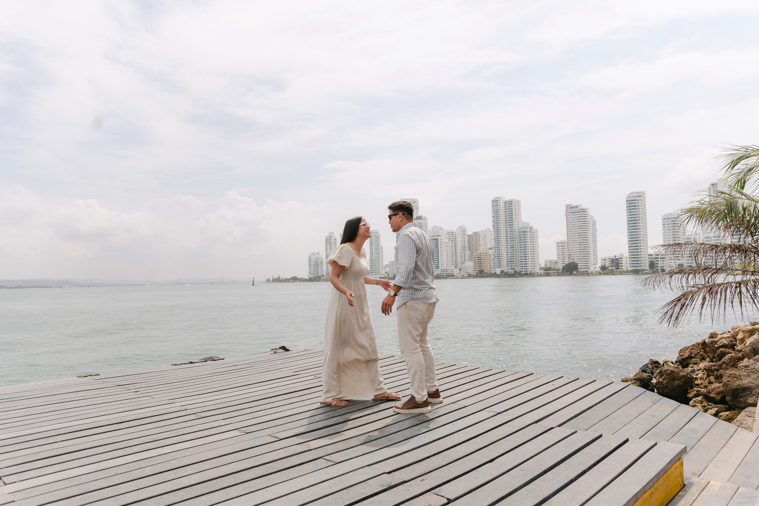 Pareja abrazada frente al mar en sesión de preboda cinematográfica en playas de Cartagena