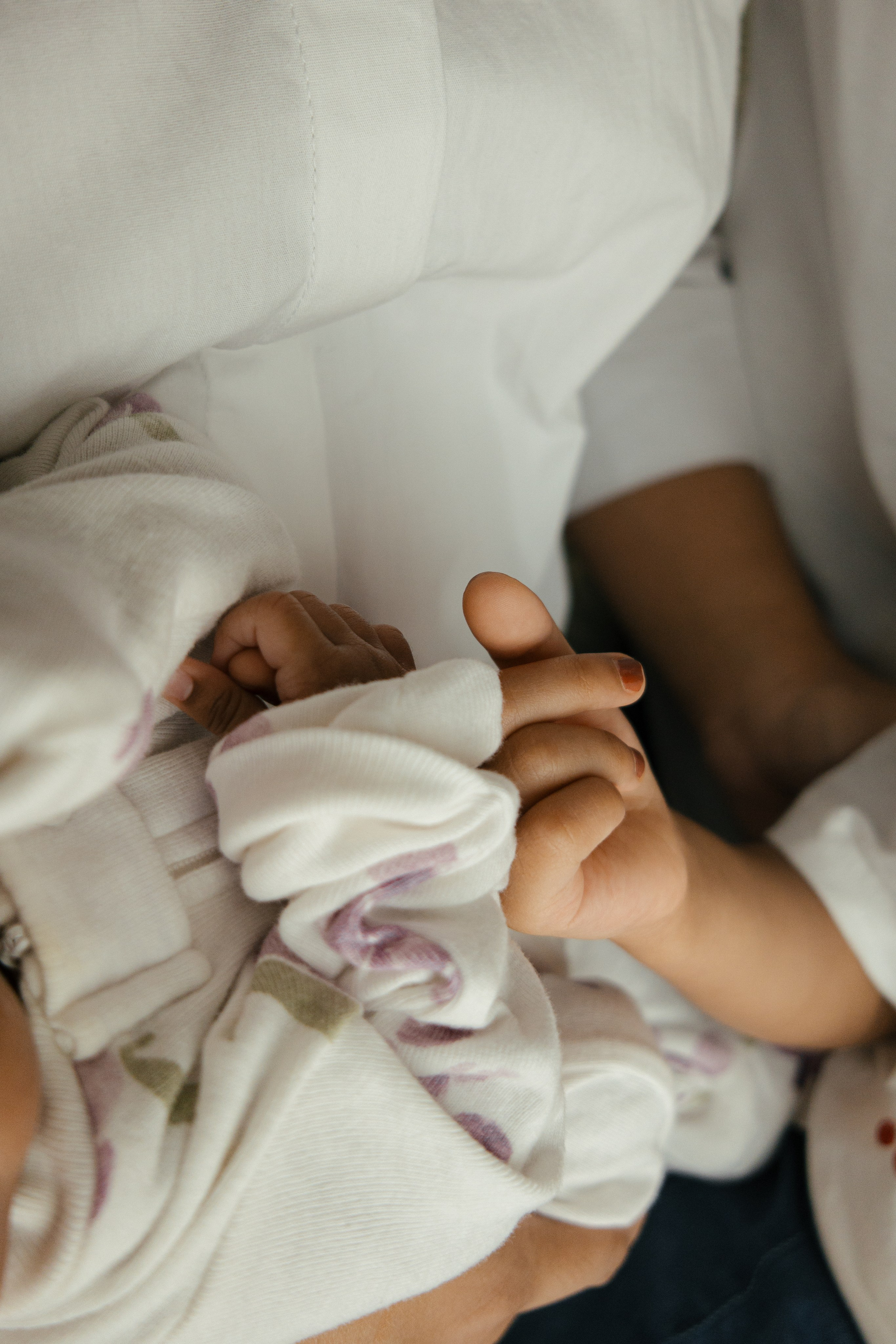 Tiny toes, timeless memories. Фотограф родов, семей и новорожденных малышей в Дубае