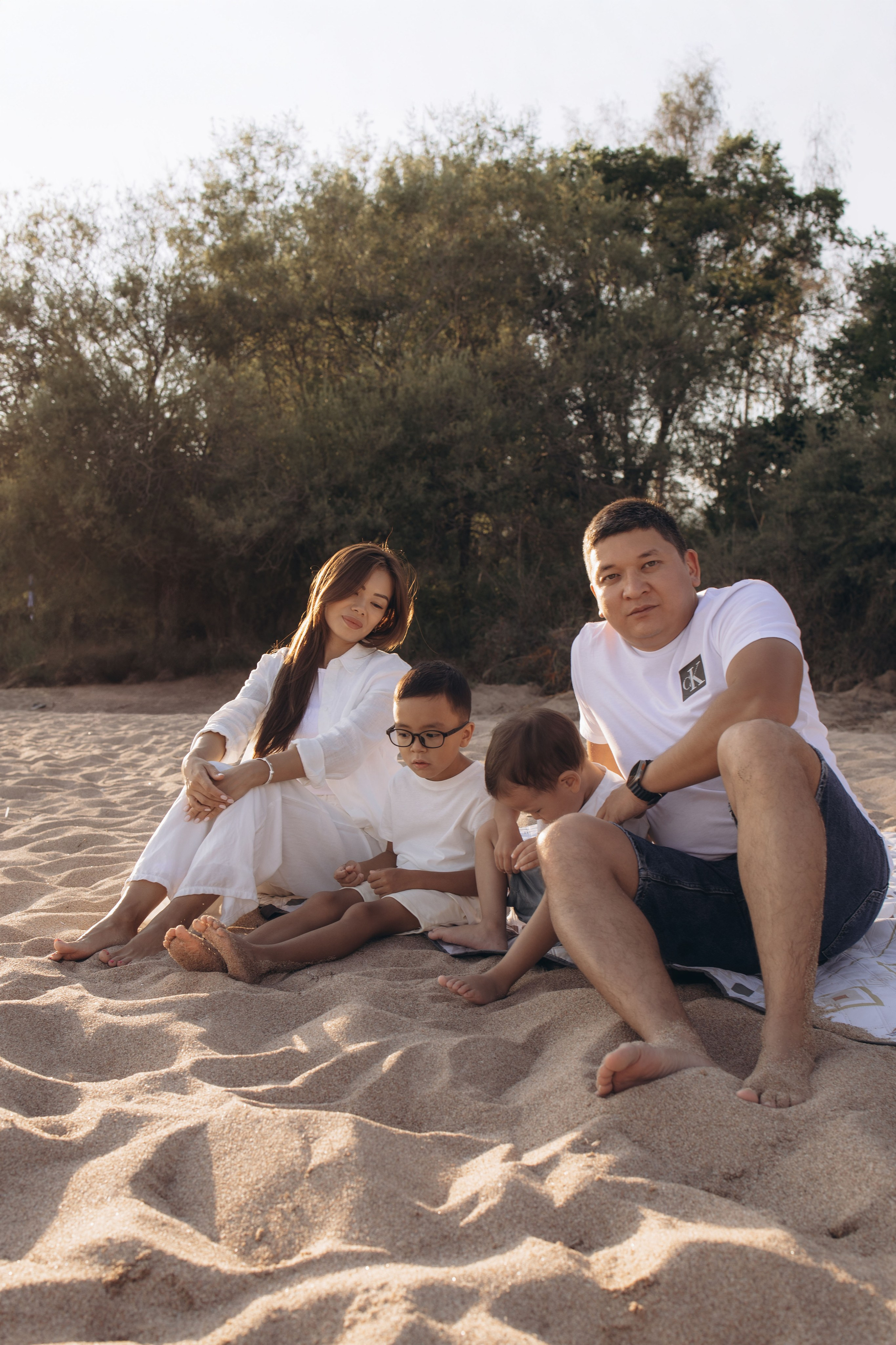 Family at Sunset. Фотограф родов, семей и новорожденных малышей в Дубае