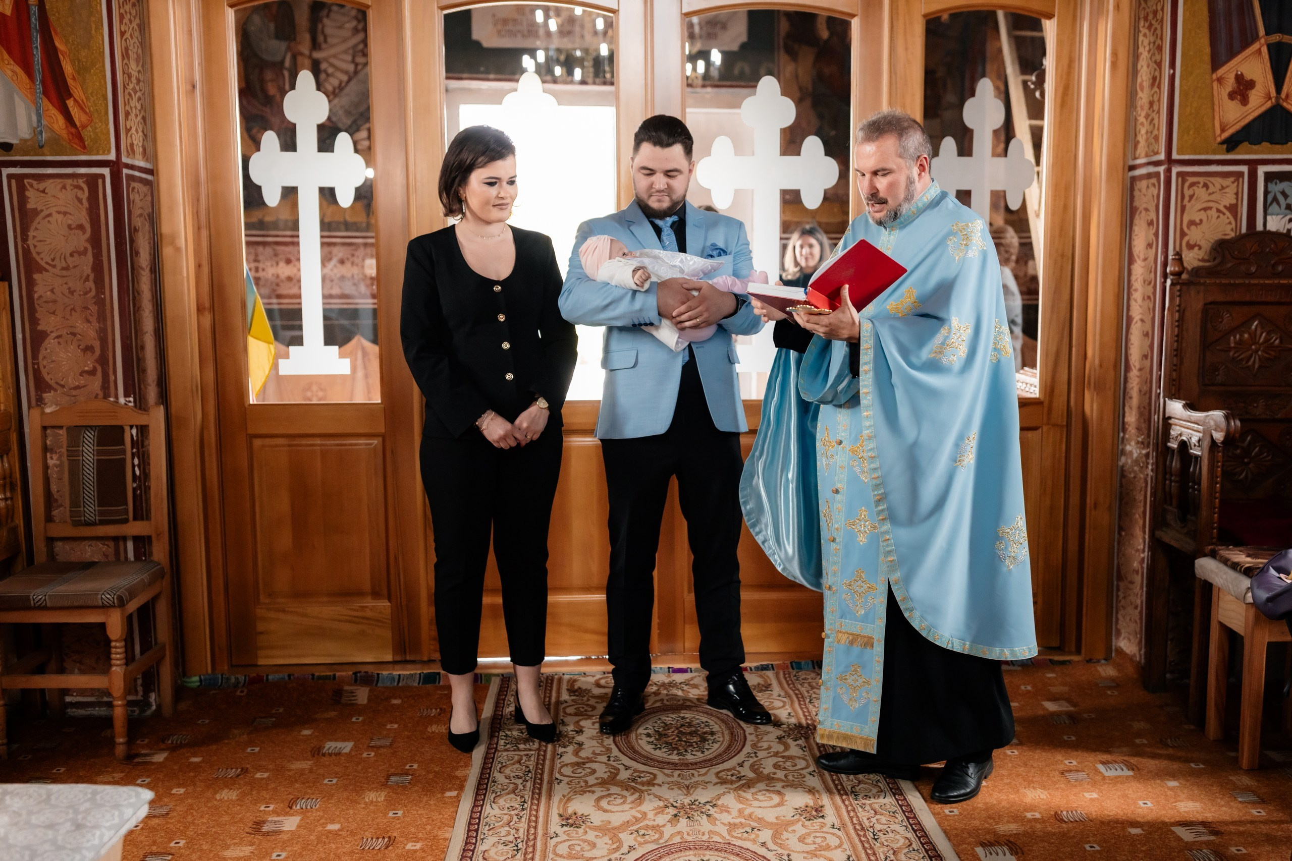 fotograf botez , fotografie botez Botoșani, fotograf Alin Chirilă, amintiri botez, fotografii botez, botez Miruna Parascheva, fotograf copii, fotografie botez în Botoșani-alt="botez , fotografie botez Alin Chirilă, amintiri botez, fotografii emoționante botez Botoșani"-- fotografii-botez-bebelus- amintiri-botez-micuț- moment-sfânt-crestinare- fotografie-emotionanta-botez- detalii-botez-bebelusi- parinti-fericiti-la-botez- fotograf-botez-profesionist- botez-in-biserica-ortodoxa- micuț-botezat-cu-emoție- zâmbete-și-lacrimi-la-botez- bebeluș-la-cristelniță- decor-botez-colorat- botez-cu-dragoste-și-credință- emotie-pura-la-botez- fotograf-botez-botosani- botez-iasi-suceava-fotograf- amintiri-nepretuite-botez-- Preotul ținându-l pe micuțul Mathias Gabriel la botez, în biserica Înălțarea Domnului, Copălău  - Detalii de la botezul lui Mathias – lumânare, trusou și icoană  - Familia lui Mathias Gabriel alături de micuț, în ziua botezului  - Portret emoționant cu mama și bebelușul în brațe, în biserică,fotograf profesionist evenimente Botoșani, Iași, Suceava, Fălticeni, Bacău, Pașcani, Roman - AlinoFotoStudio by Alin Chirilă - servicii foto nuntă, botez, cununie, ședințe foto creative, albume personalizate, fotografii emoționante și calitative pentru cele mai importante momente din viață,fotograf nuntă Botoșani Alin Chirilă,  ședință foto botez Iași - AlinoFotoStudio,  servicii fotograf profesionist evenimente Suceava,  fotograf cununie civilă Fălticeni - Alin Chirilă,  album foto nuntă personalizat Bacău.“Bebeluș botezat în biserică, ținut în brațe de nași”	•	“Detaliu cu lumânarea de botez decorată cu flori albe”	•	“Părinți emoționați alături de copilul lor la ceremonia de botez”	•	“Masa festivă de botez cu decor tematic și tort personalizat”	•	“Momentul în care preotul toarnă apă sfințită pe fruntea bebelușului”	“Bebeluș în rochie albă de botez, zâmbind în brațele mamei”	•	“Detaliu cu cruciulița de botez așezată pe o pernă de satin”	•	“Părinți și nași aprinzând lumânările în timpul ceremoniei de botez”	•	“Tort de botez decorat cu figurine tematice și numele copilului”	•	“Copil botezat dormind liniștit în pătuțul decorat festiv”	•	“Momentul în care preotul binecuvântează copilul în fața altarului”	•	“Invitați adunându-se în jurul mesei festive la petrecerea de botez”	•	“Bebeluș ținând în mână o jucărie personalizată primită la botez”	•	“Familie fericită pozând împreună după ceremonia de botez”	•	“Decor tematic cu baloane și flori la locația petrecerii de botez” fotograf Botoșani fotograf evenimente fotograf botez Alin Chirila fotograf alinofotostudio.fotograf botez Amelis Maria, fotografie botez Botoșani, fotograf Alin Chirilă, amintiri botez, fotografii botez, botez Amelis Maria, fotograf copii, fotografie botez în Botoșani,