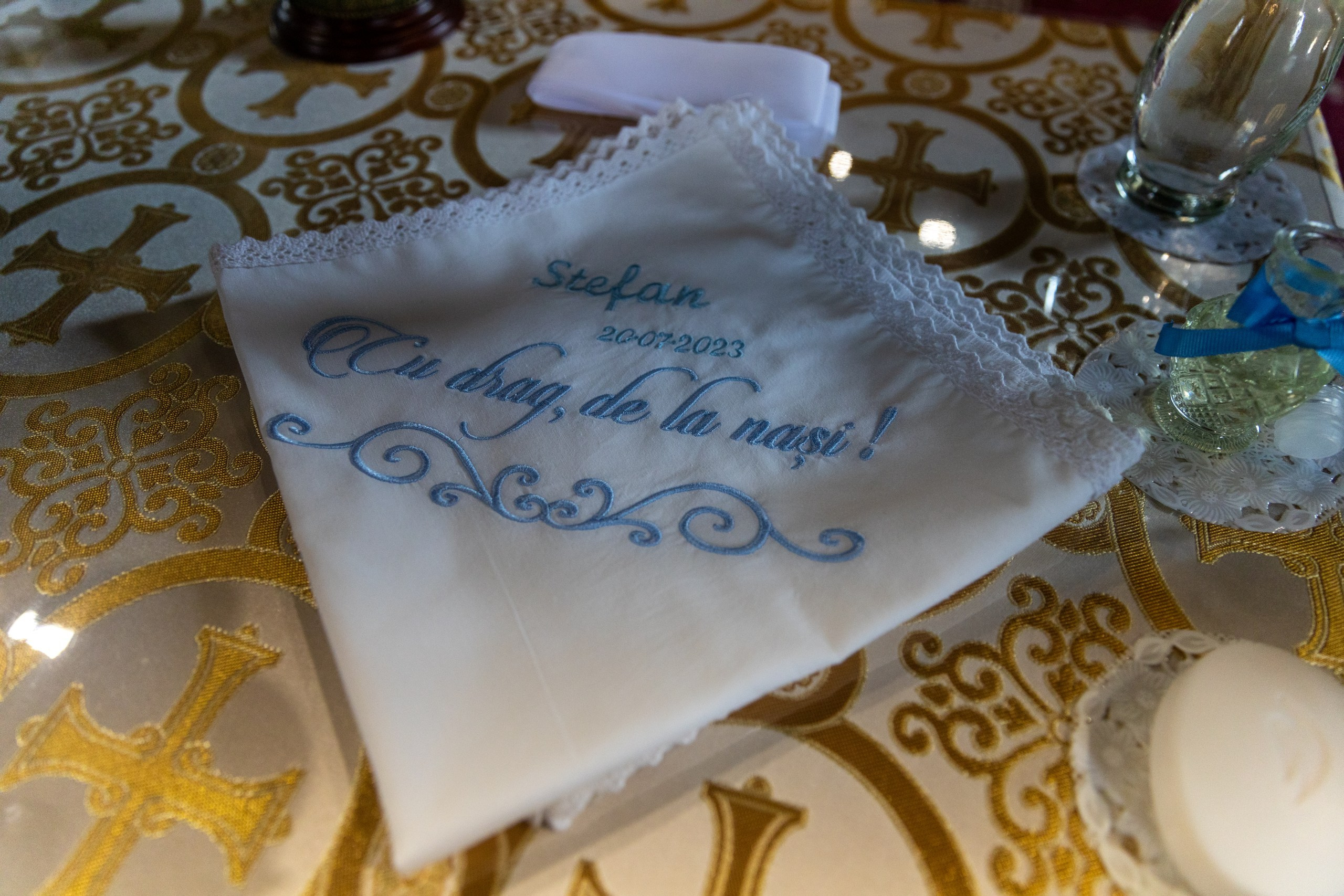 fotograf botez , fotografie botez Botoșani, fotograf Alin Chirilă, amintiri botez, fotografii botez, botez Miruna Parascheva, fotograf copii, fotografie botez în Botoșani-alt="botez , fotografie botez Alin Chirilă, amintiri botez, fotografii emoționante botez Botoșani"-- fotografii-botez-bebelus- amintiri-botez-micuț- moment-sfânt-crestinare- fotografie-emotionanta-botez- detalii-botez-bebelusi- parinti-fericiti-la-botez- fotograf-botez-profesionist- botez-in-biserica-ortodoxa- micuț-botezat-cu-emoție- zâmbete-și-lacrimi-la-botez- bebeluș-la-cristelniță- decor-botez-colorat- botez-cu-dragoste-și-credință- emotie-pura-la-botez- fotograf-botez-botosani- botez-iasi-suceava-fotograf- amintiri-nepretuite-botez-- Preotul ținându-l pe micuțul Mathias Gabriel la botez, în biserica Înălțarea Domnului, Copălău  - Detalii de la botezul lui Mathias – lumânare, trusou și icoană  - Familia lui Mathias Gabriel alături de micuț, în ziua botezului  - Portret emoționant cu mama și bebelușul în brațe, în biserică,fotograf profesionist evenimente Botoșani, Iași, Suceava, Fălticeni, Bacău, Pașcani, Roman - AlinoFotoStudio by Alin Chirilă - servicii foto nuntă, botez, cununie, ședințe foto creative, albume personalizate, fotografii emoționante și calitative pentru cele mai importante momente din viață,fotograf nuntă Botoșani Alin Chirilă,  ședință foto botez Iași - AlinoFotoStudio,  servicii fotograf profesionist evenimente Suceava,  fotograf cununie civilă Fălticeni - Alin Chirilă,  album foto nuntă personalizat Bacău.“Bebeluș botezat în biserică, ținut în brațe de nași”	•	“Detaliu cu lumânarea de botez decorată cu flori albe”	•	“Părinți emoționați alături de copilul lor la ceremonia de botez”	•	“Masa festivă de botez cu decor tematic și tort personalizat”	•	“Momentul în care preotul toarnă apă sfințită pe fruntea bebelușului”	“Bebeluș în rochie albă de botez, zâmbind în brațele mamei”	•	“Detaliu cu cruciulița de botez așezată pe o pernă de satin”	•	“Părinți și nași aprinzând lumânările în timpul ceremoniei de botez”	•	“Tort de botez decorat cu figurine tematice și numele copilului”	•	“Copil botezat dormind liniștit în pătuțul decorat festiv”	•	“Momentul în care preotul binecuvântează copilul în fața altarului”	•	“Invitați adunându-se în jurul mesei festive la petrecerea de botez”	•	“Bebeluș ținând în mână o jucărie personalizată primită la botez”	•	“Familie fericită pozând împreună după ceremonia de botez”	•	“Decor tematic cu baloane și flori la locația petrecerii de botez” fotograf Botoșani fotograf evenimente fotograf botez Alin Chirila fotograf alinofotostudio.fotograf botez Amelis Maria, fotografie botez Botoșani, fotograf Alin Chirilă, amintiri botez, fotografii botez, botez Amelis Maria, fotograf copii, fotografie botez în Botoșani,