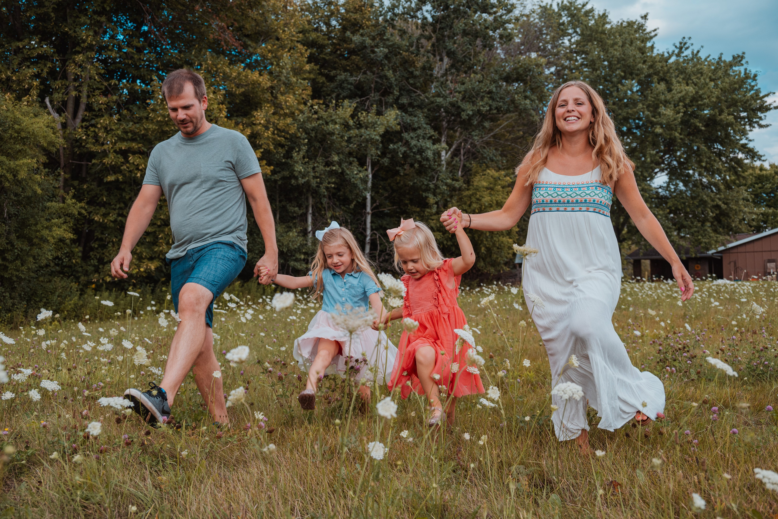 Outdoor family portrait photographer in Green Bay, Wisconsin, specializing in natural, scenic family photography that highlights the beauty of Wisconsin’s landscapes.