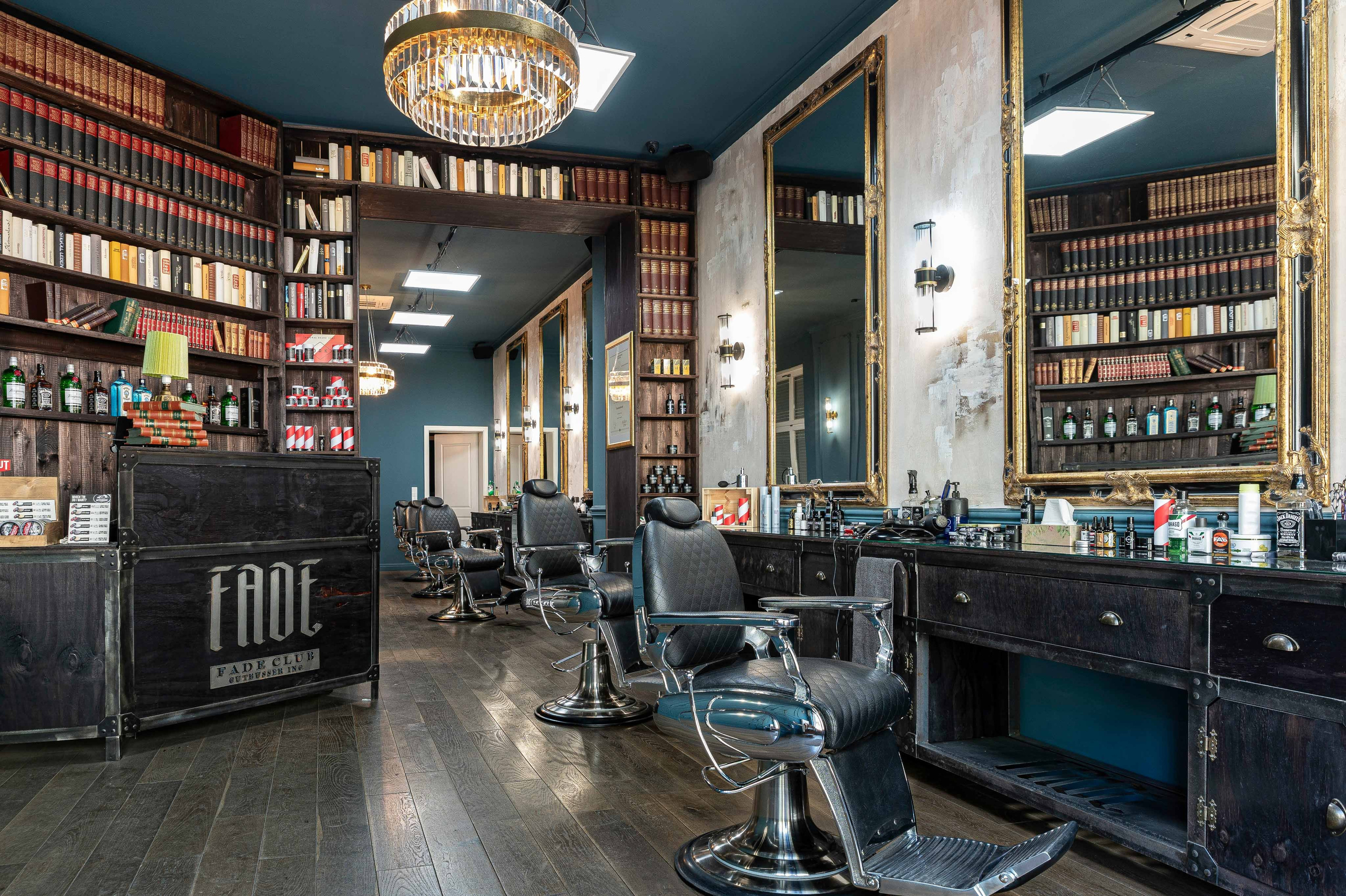 Gesamtansicht des Fade Club Barbershops in Berlin mit hochwertiger Innenarchitektur.