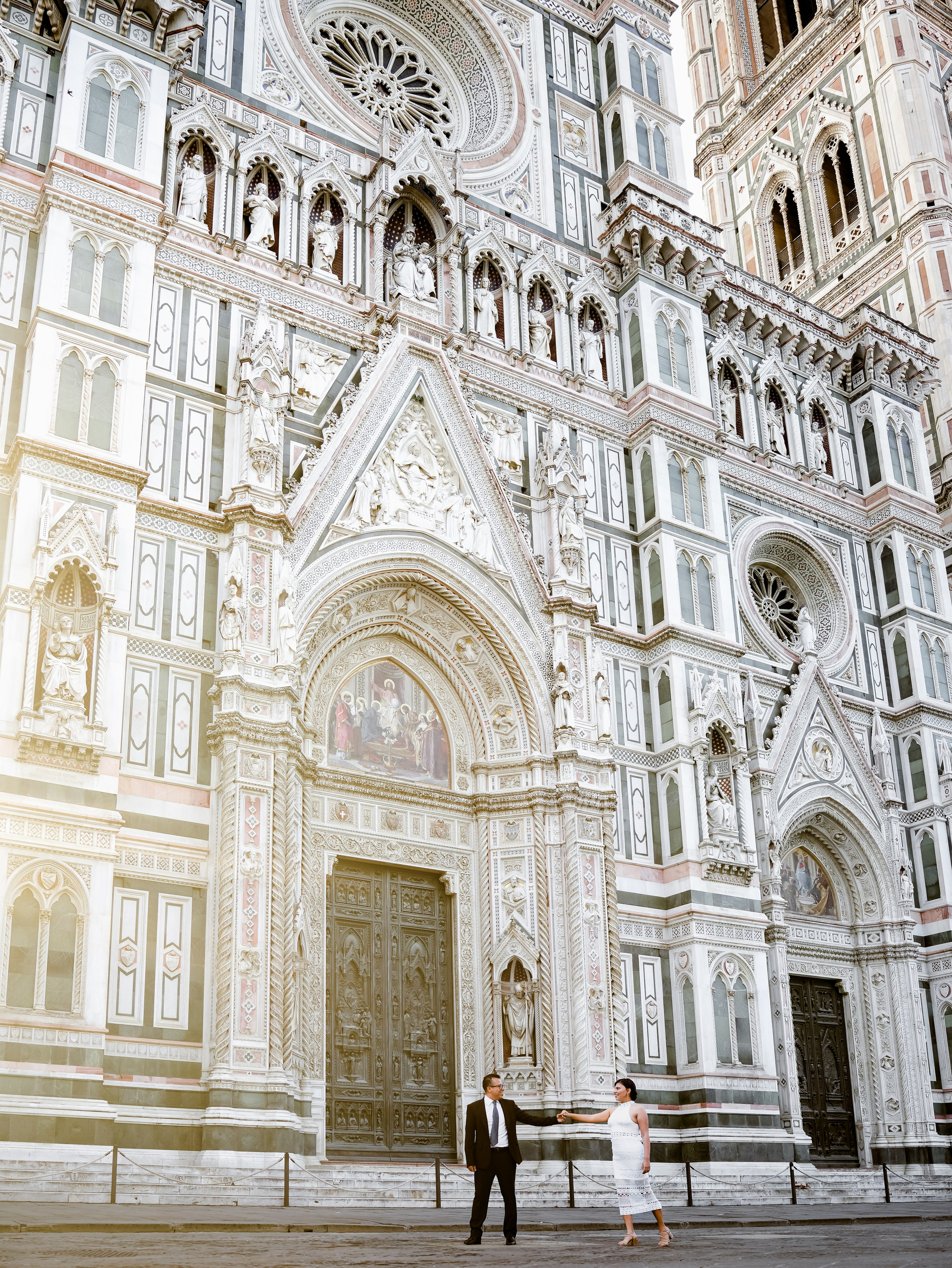 Classic Photoshoot Duomo & pz Michelangelo. Wedding Photographer in Italy