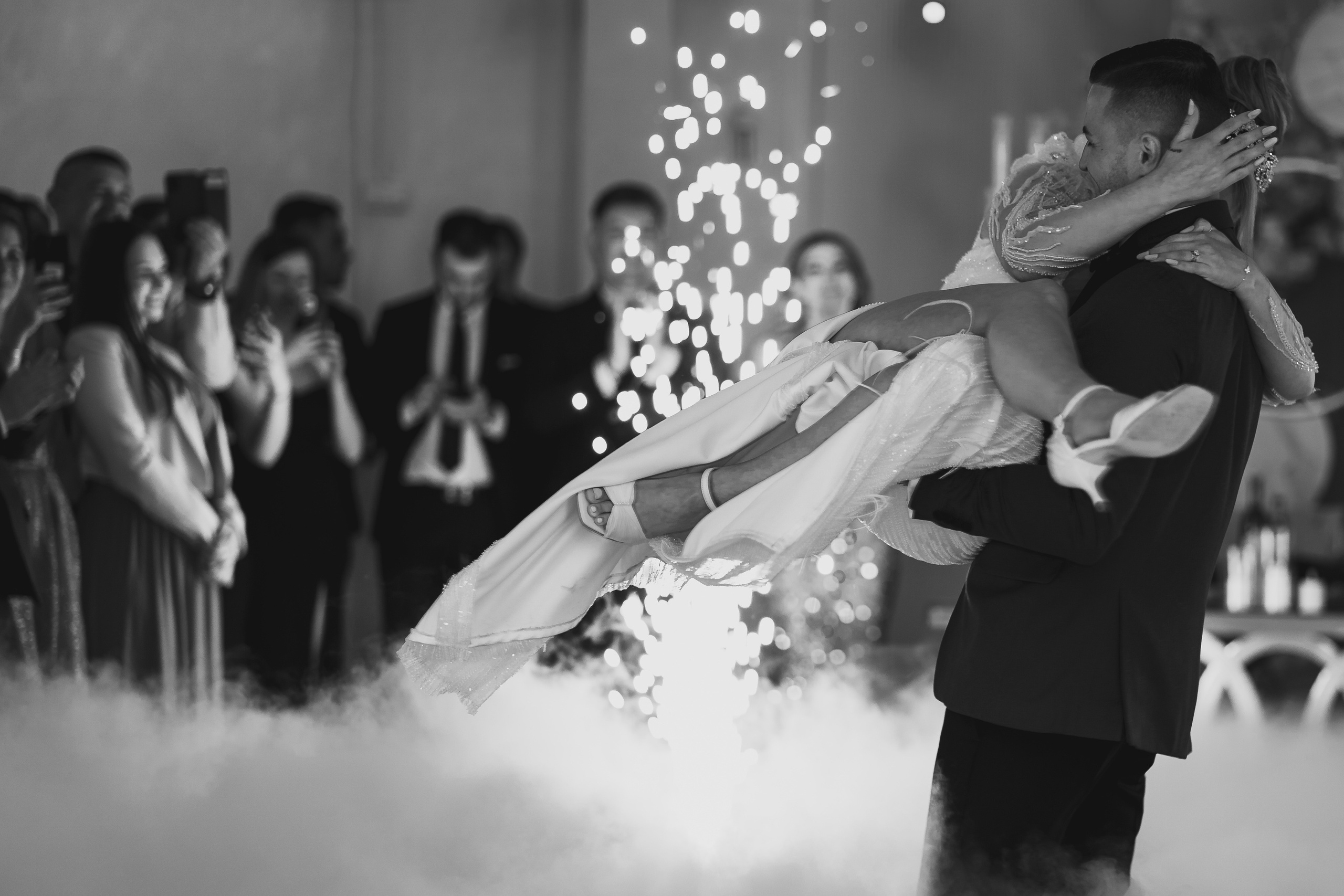 Moment emoționant între miri în ziua nunții, surprins într-un cadru natural și romantic, la Bolintin-Vale. Fotografie de nuntă profesională, editată artistic pentru a evidenția emoția și eleganța evenimentului.