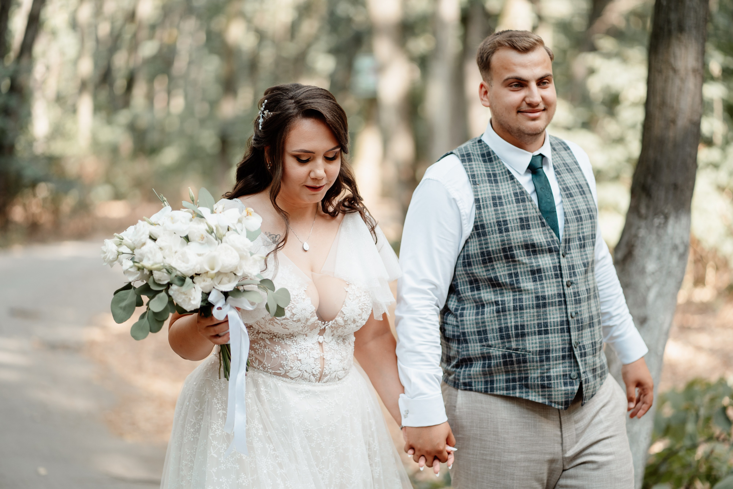 Moment emoționant între miri în ziua nunții, surprins într-un cadru natural și romantic, la Daimon Events. Fotografie de nuntă profesională, editată artistic pentru a evidenția emoția și eleganța evenimentului.
