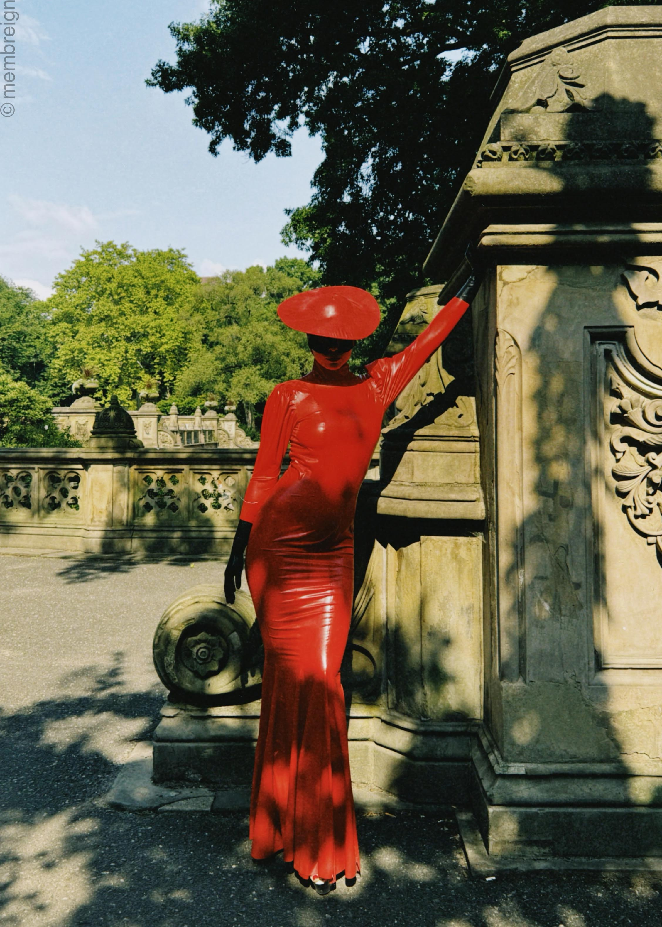 Lady in red. Membreign