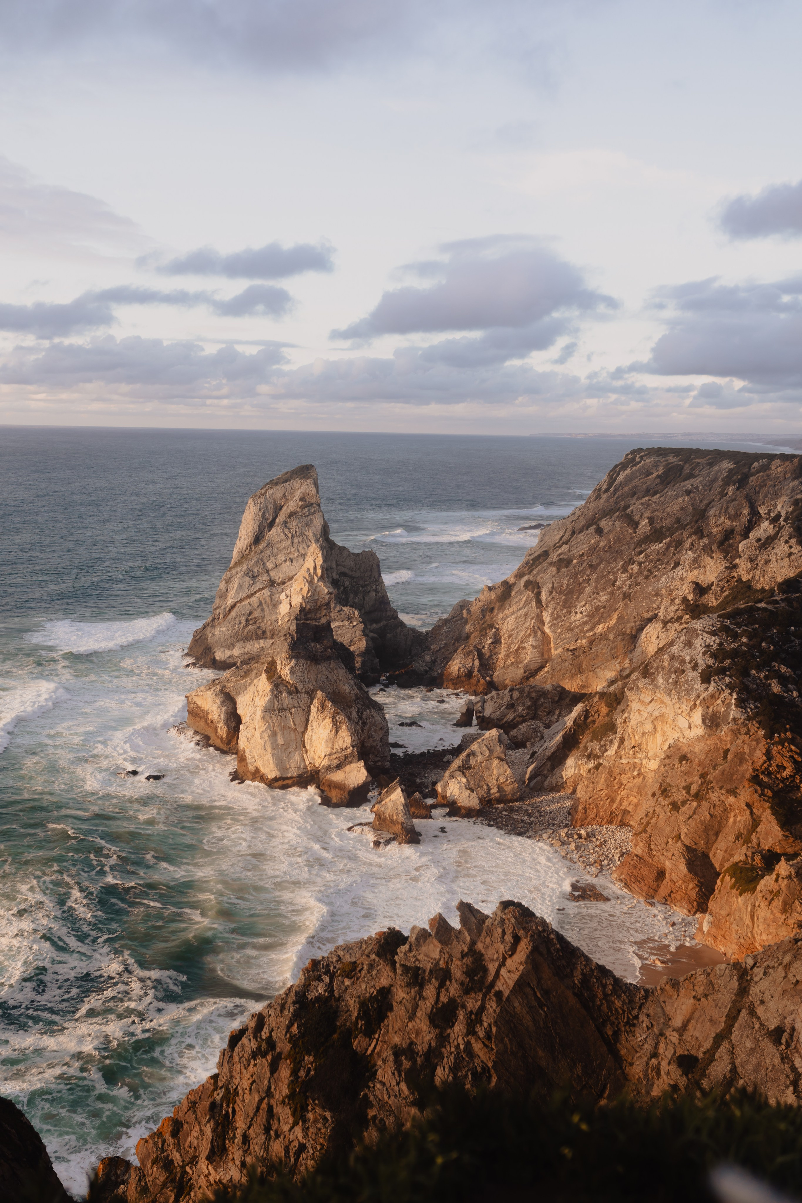 Proposal on the most western place in Europe. Fotograf de nunta — documenting your love story with a touch of editorial — wedding photographer