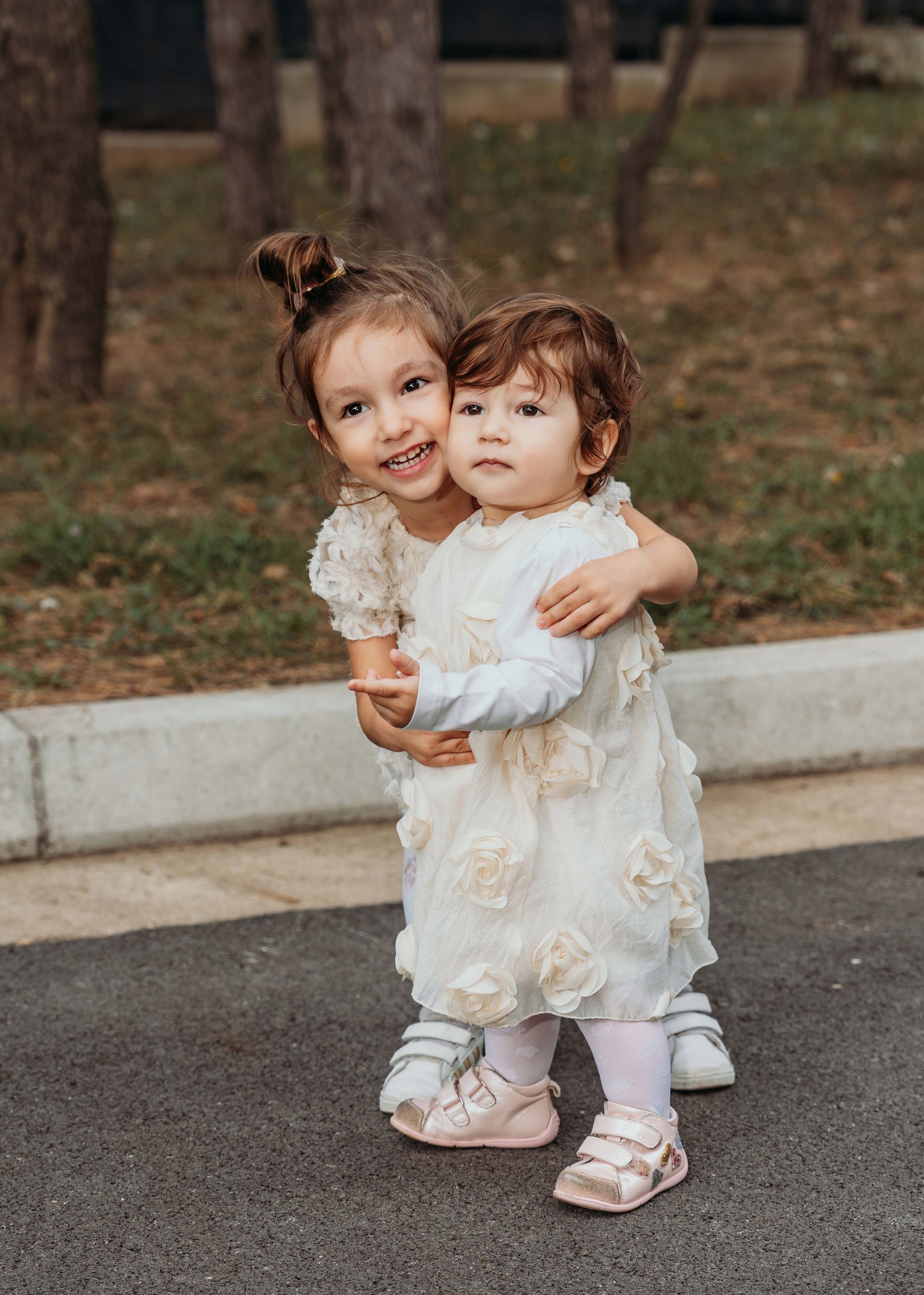 Sestre se grle u porti crkve