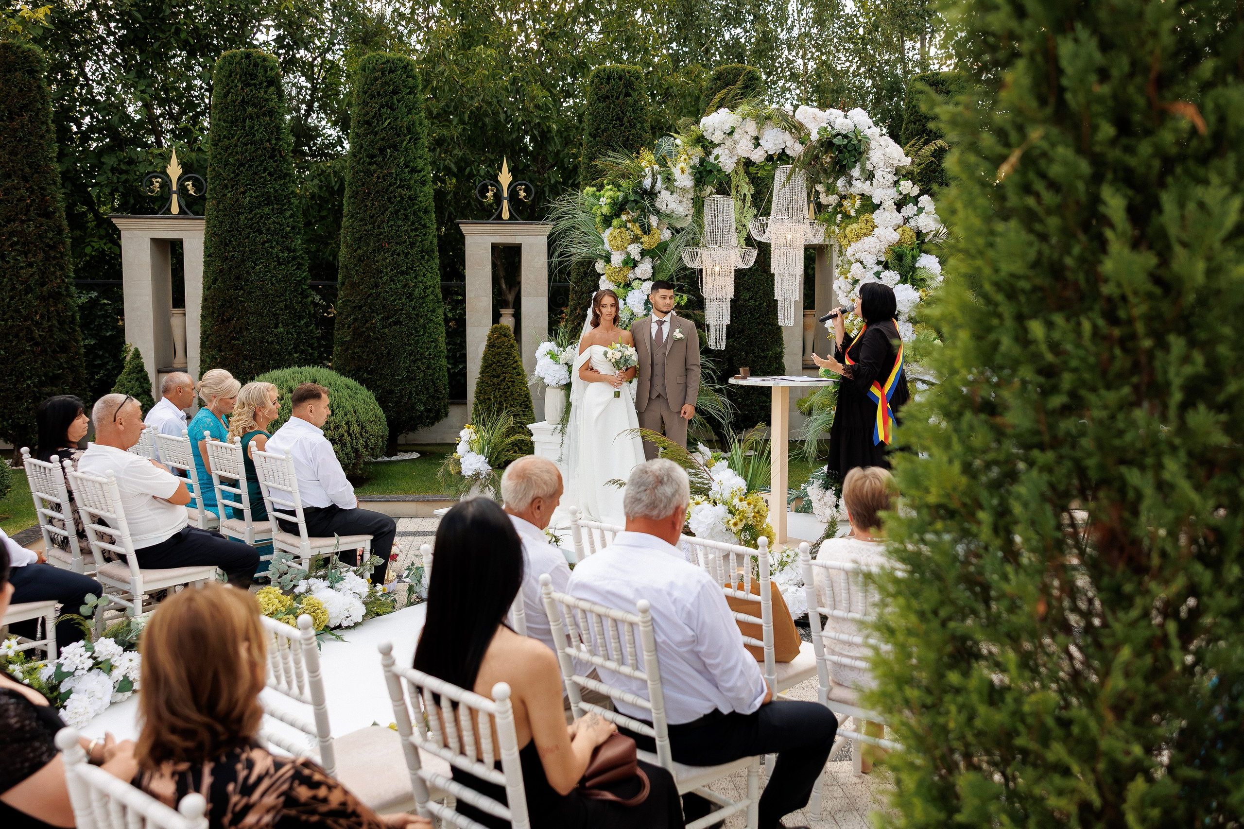 Eugen & Livia — Grand Elysee — Wedding Day. Servicii Foto și Video 067188353