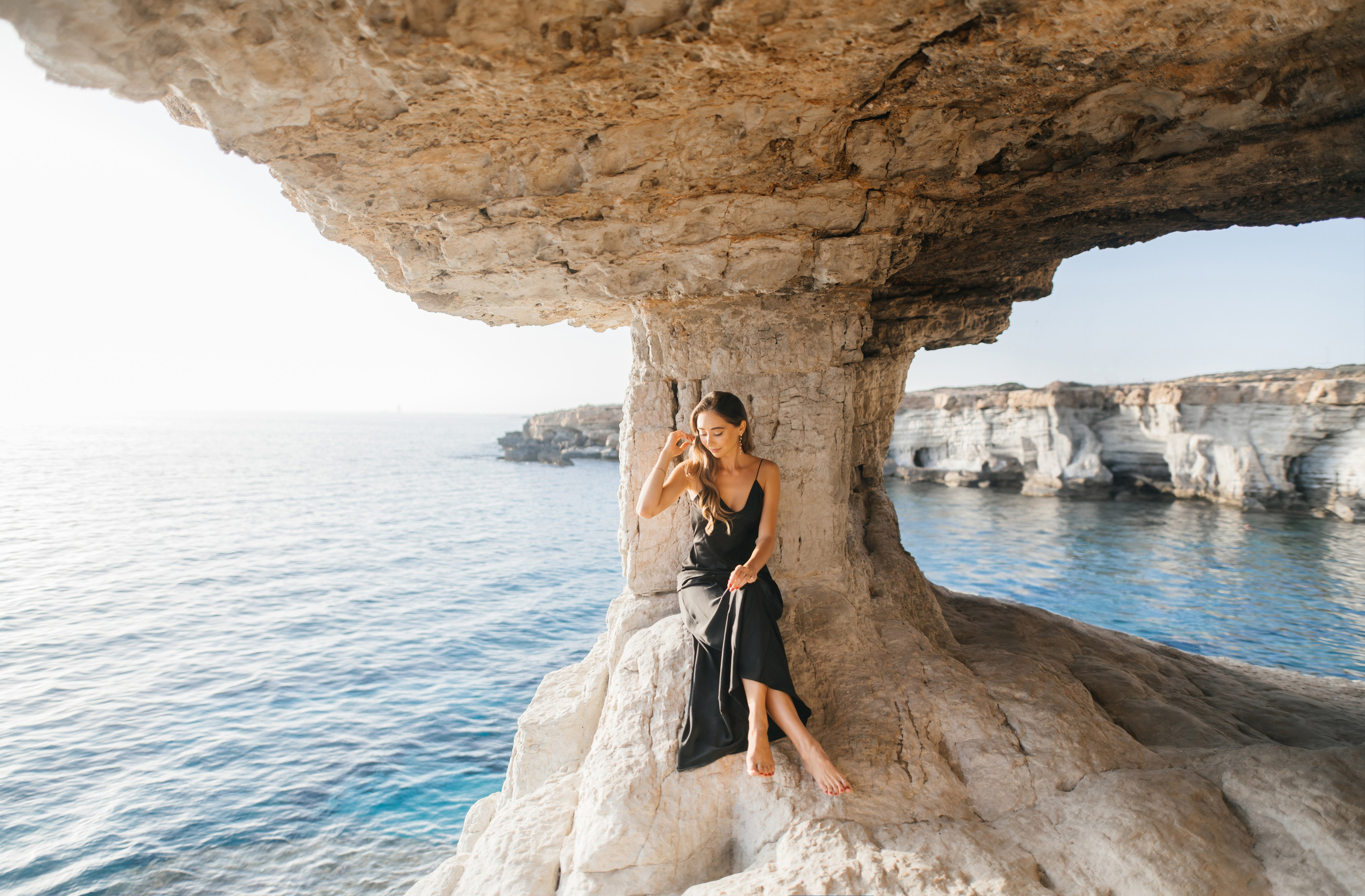 На скалах. Фотограф на Кипре