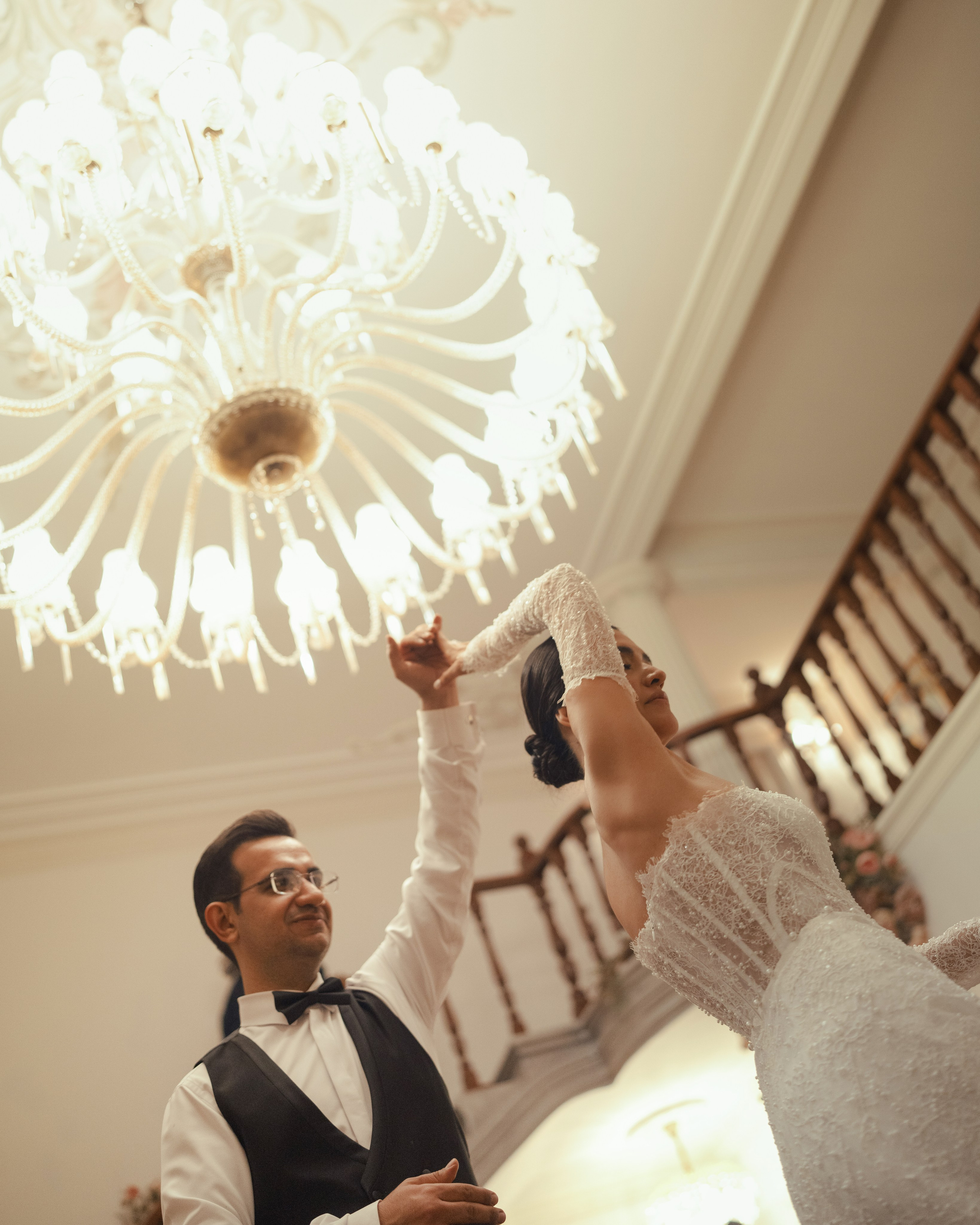 عروس و داماد در حال رقص در خانه