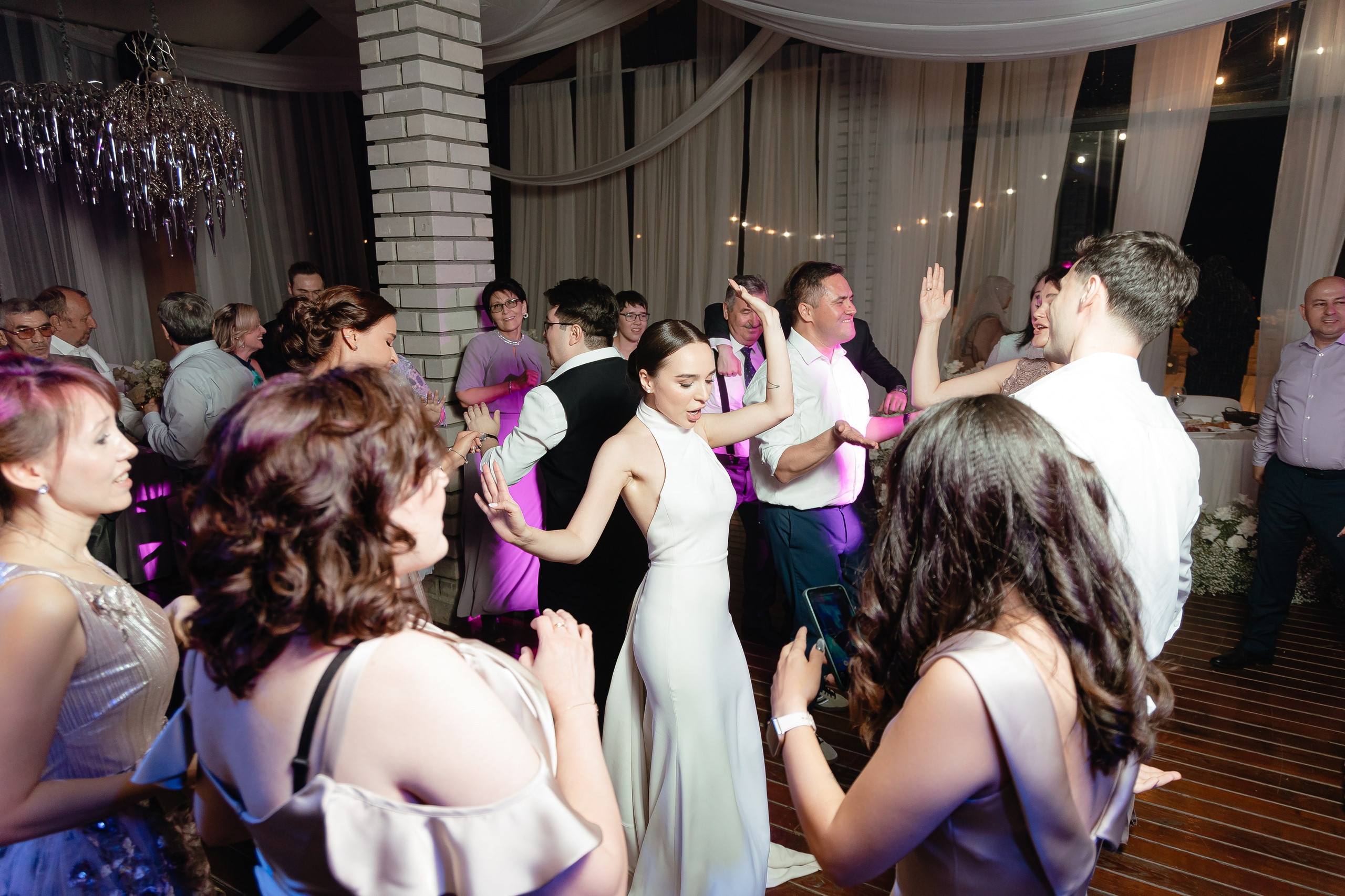 Thomas & Suyumbika. Главная