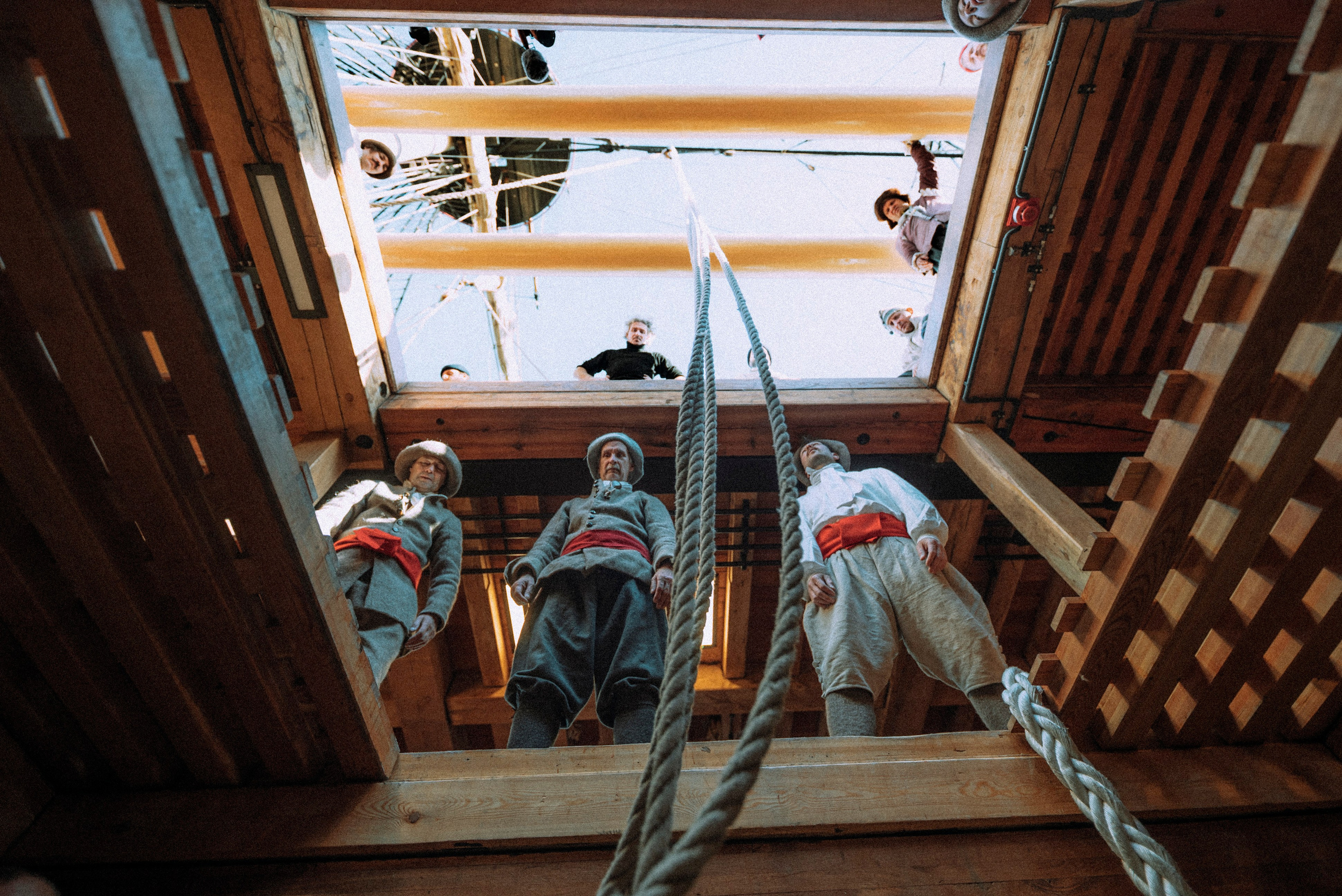 2025. Стрит-фотография, полная абсурда, идиотизма и красоты