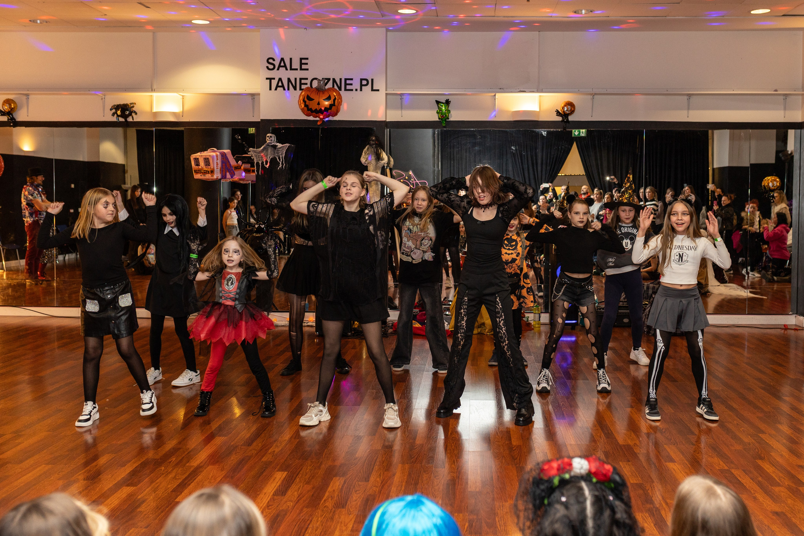 Leo dance studio Helloween 2025. Семейный и детский фотограф в Варшаве Мила Бобровская