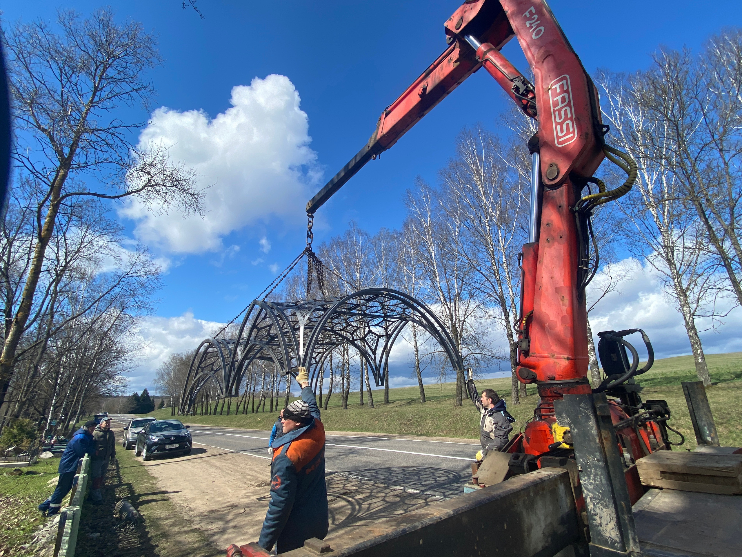 Архитектурная композиция «Красненский некрополь» в д. Красное Минской области. Протоиерей Фёдор Повный - идея и творческая концепция. Мария Тарлецкая - автор проекта и руководитель реализации. Анна Авгуль - витраж.  2020 г. Сталь, витражи, монолитный поликарбонат,  художественная ковка, лазерная резка, сварка. 