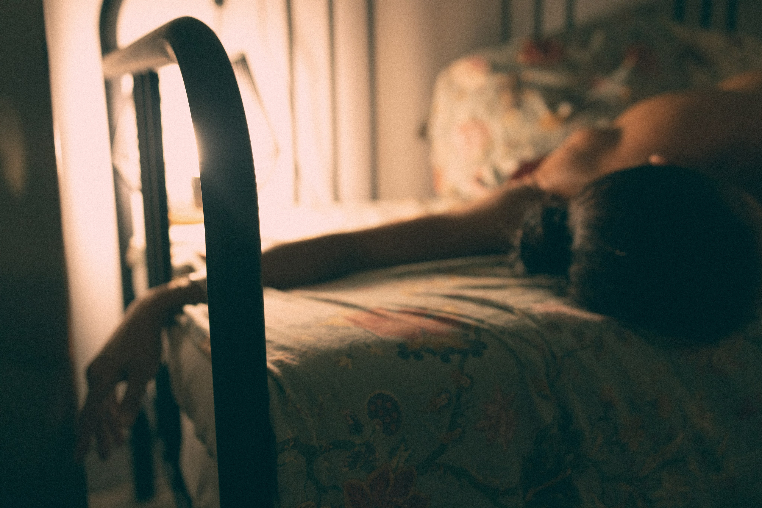 Photo nue dans un cadre mystérieux de style rétro. Histoires d’amour, séances photos de famille et de mariage en France