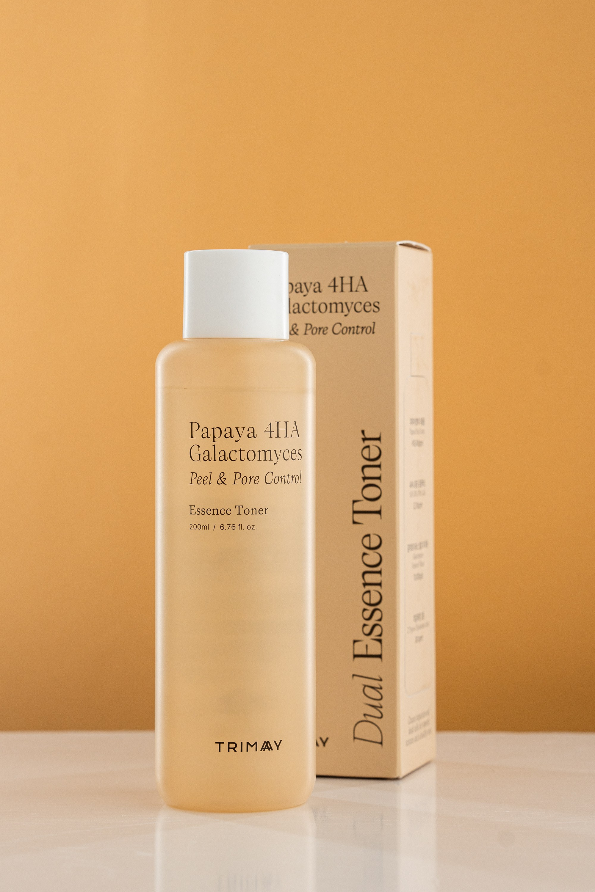 Trimay brendinin məhsulu fonla monochrom rəng vəhdəti 