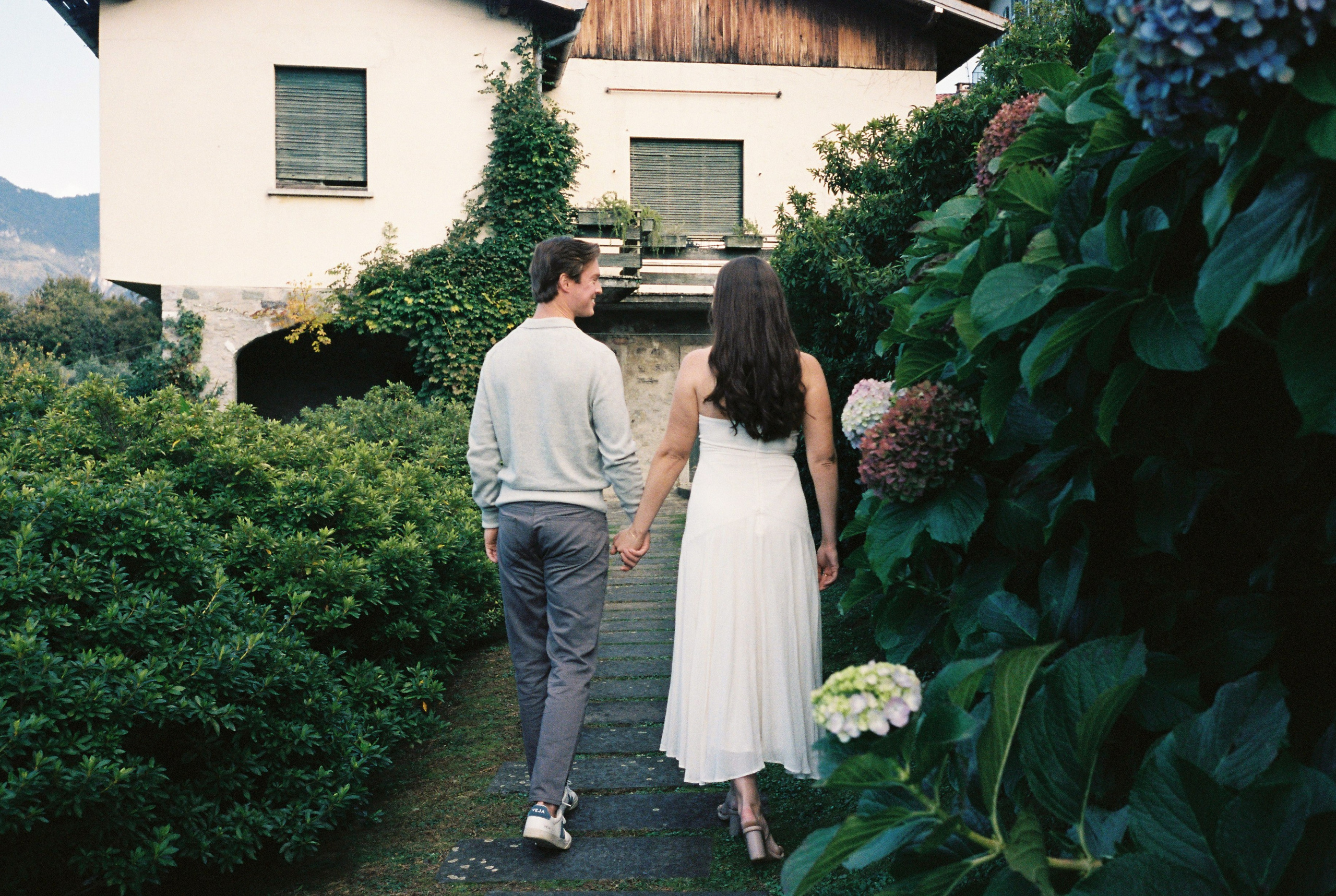 Pre-wedding photoshoot in Bellagio. Wedding photographer in Italy