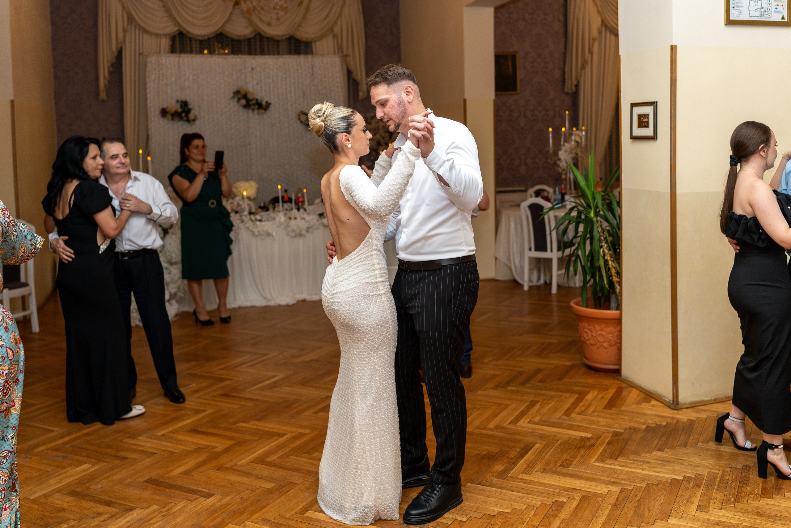 Cununia civilă a lui Tudor și Mădălina – eleganță, emoție și lumină. Event, portrait, and lifestyle photographer