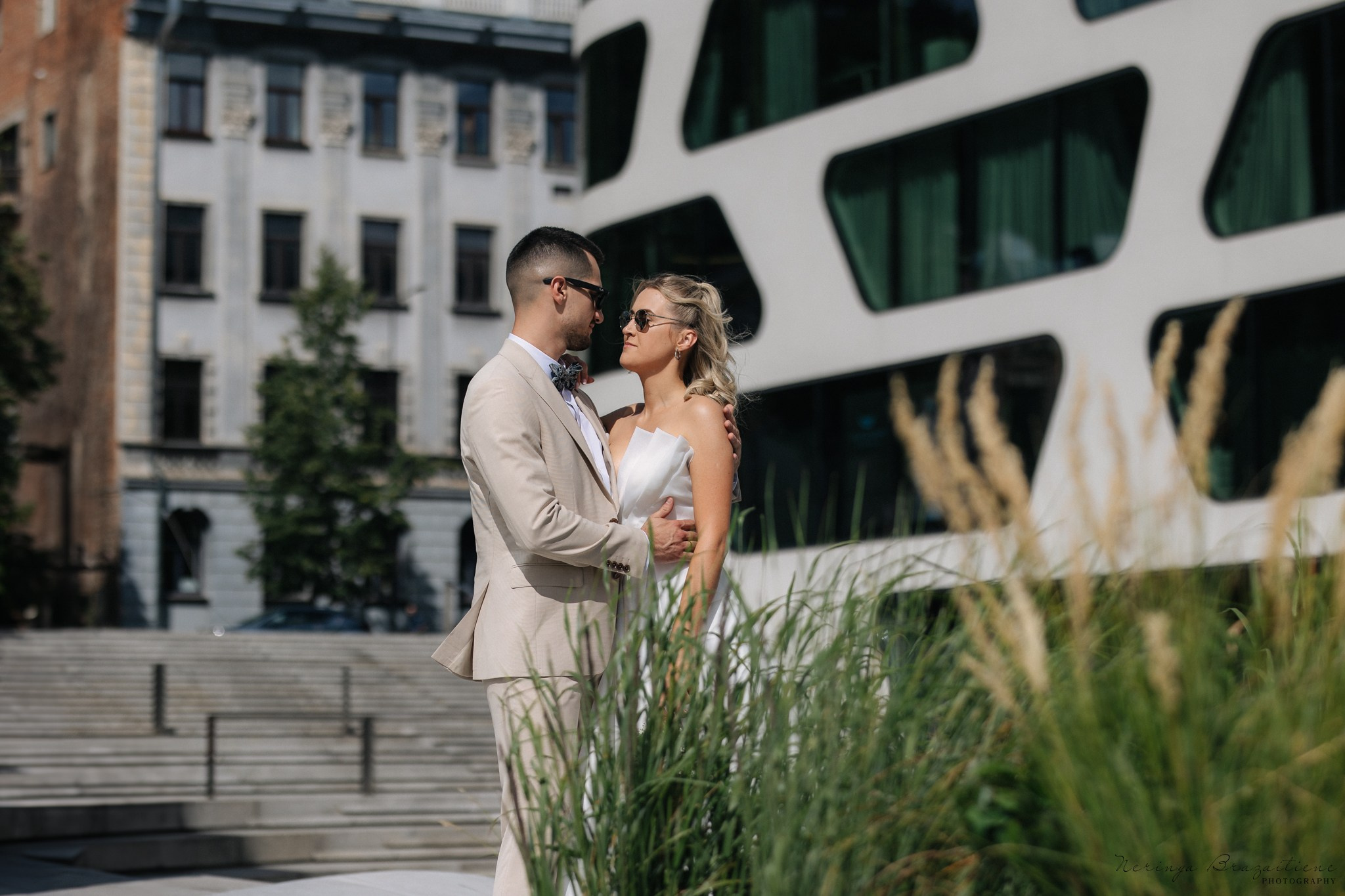 Vestuvinė fotosesija Kaune, Vienybės aikštėje, prie Lietuvos banko