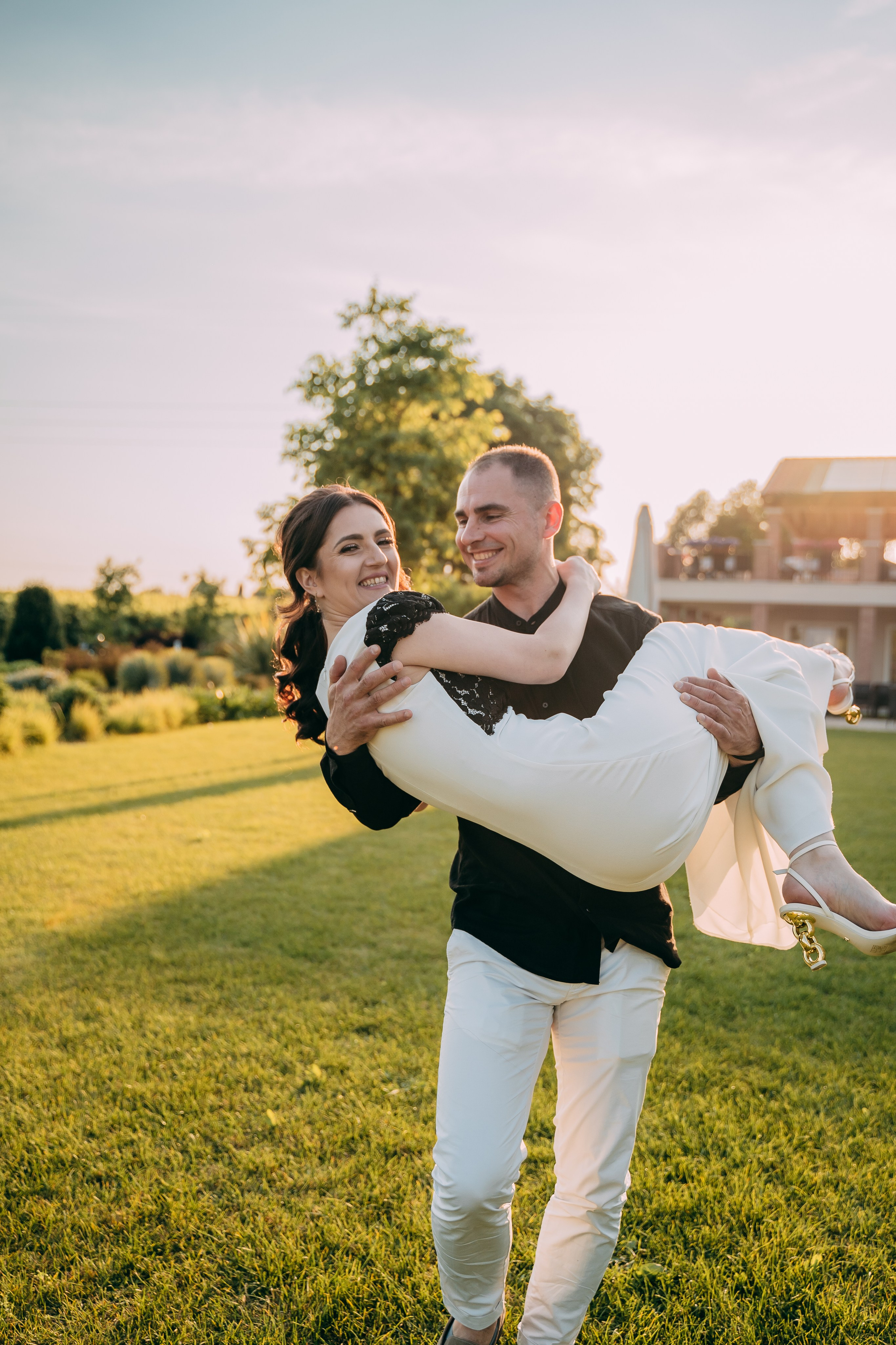Ritratti di famiglia in esterno nel giardino di Corte Vittoria dopo il battesimo