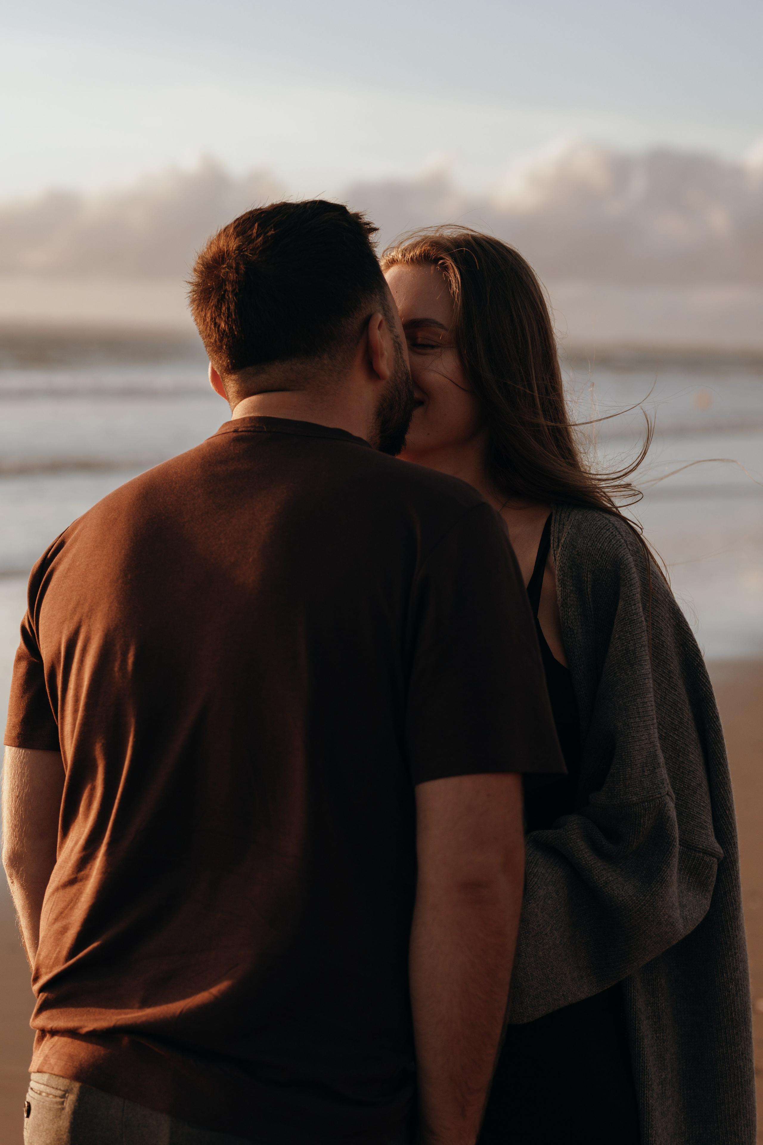 Sunset maternity photoshoot. Annah Louwagie — Lifestyle photographer for couples, families & brands | France & worldwide