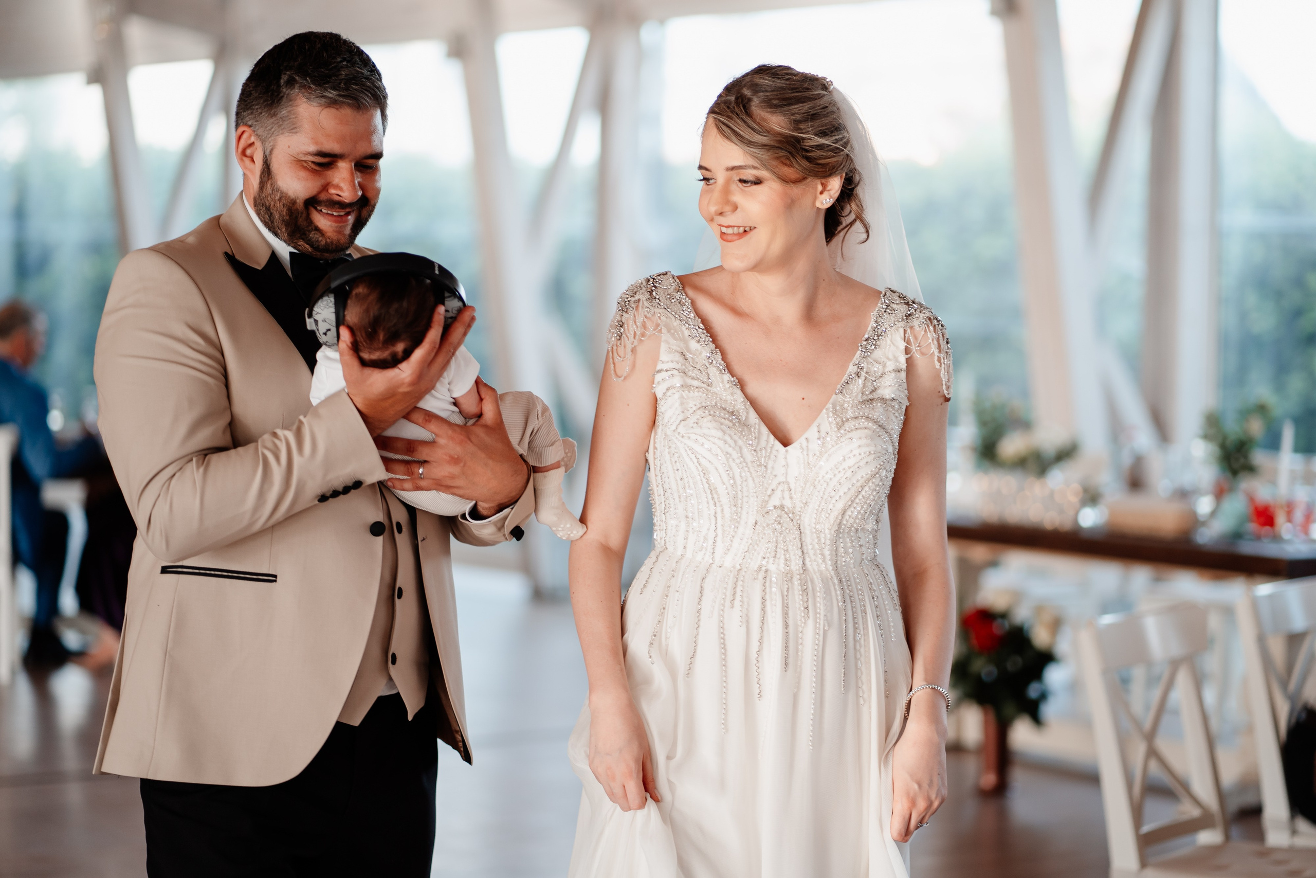 Moment emoționant între miri în ziua nunții, surprins într-un cadru natural și romantic, la Grădina Lahovari. Fotografie de nuntă profesională, editată artistic pentru a evidenția emoția și eleganța evenimentului.