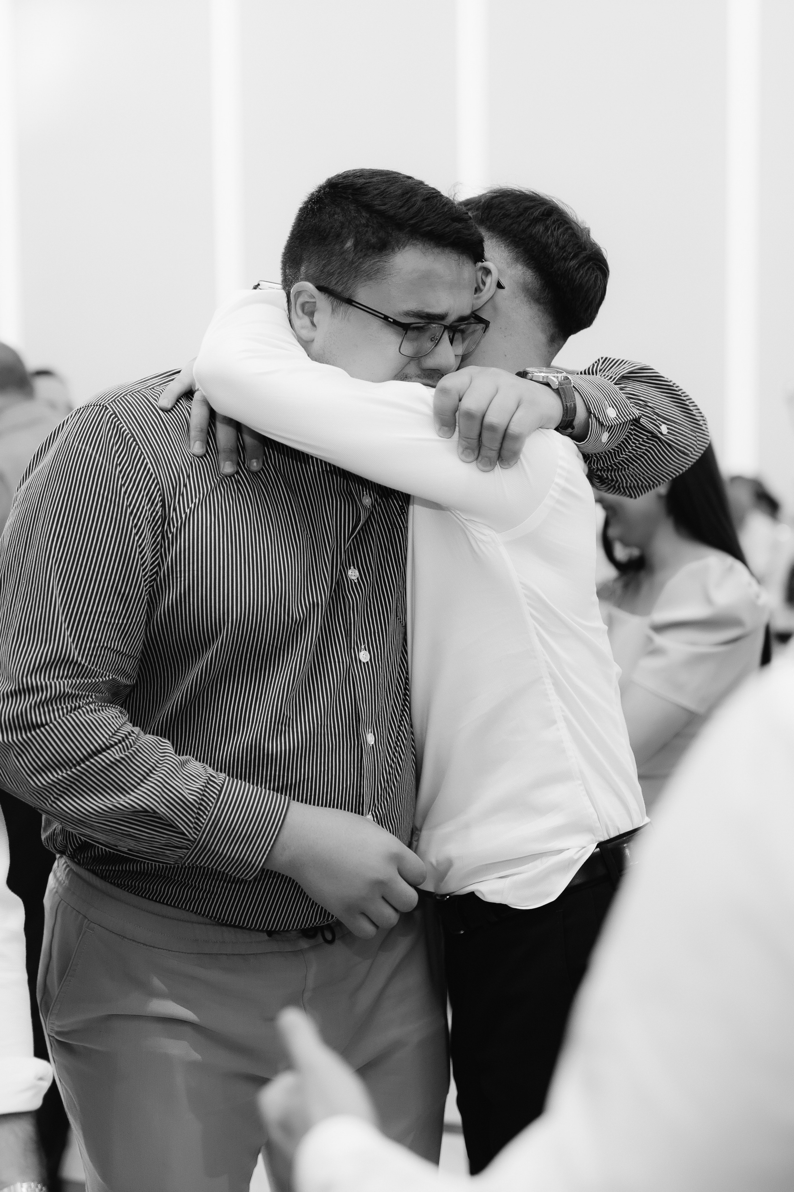 Atingerea e Dragoste. Servicii Foto Video în Chișinău și Europa ID-Brothers