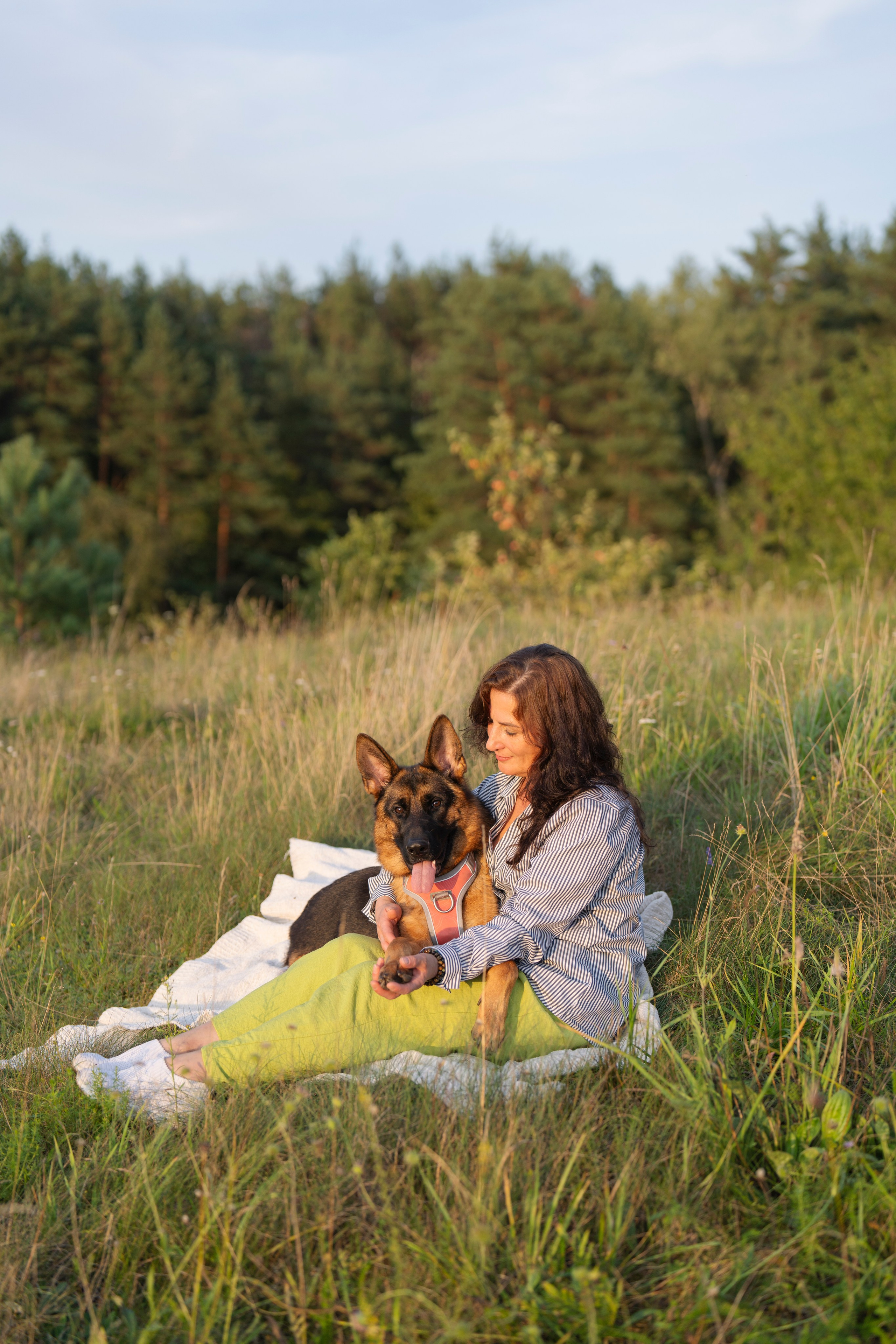 Patyriminė fotosesija su augintiniu, augintiniu fotografija, šuns fotosesija, fotosesija gamtoje, šeimininko ir šuns fotosesija, su daug emocijų ir tikrumo