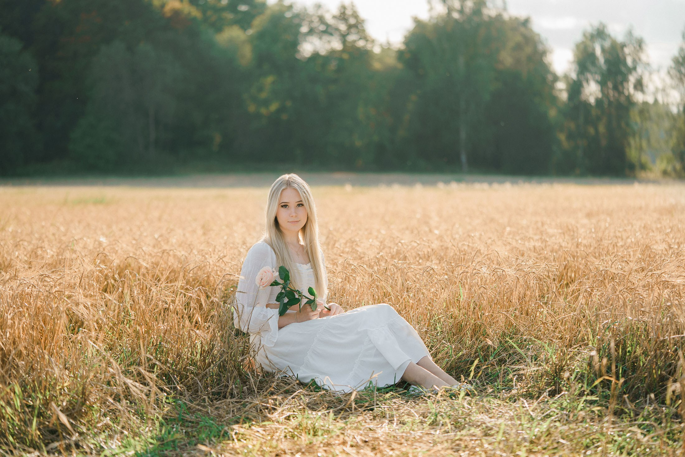 Rippikuvaus viljapellolla