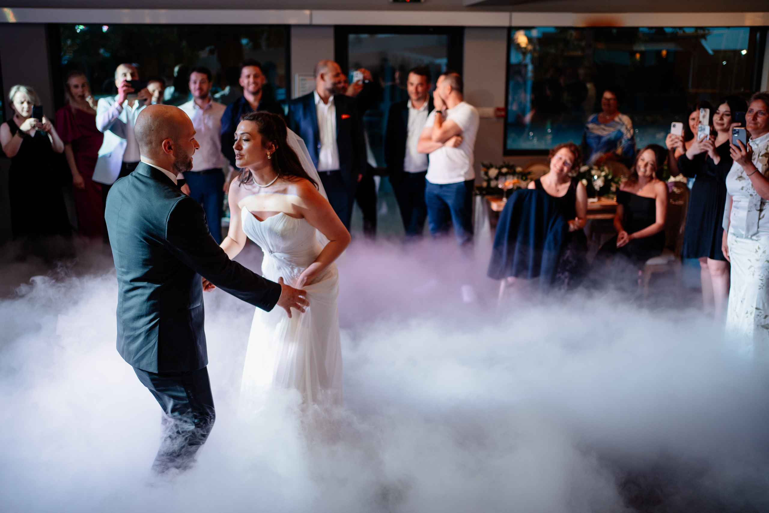 Moment emoționant între miri în ziua nunții, surprins într-un cadru natural și romantic, la Bokka Buftea. Fotografie de nuntă profesională, editată artistic pentru a evidenția emoția și eleganța evenimentului.