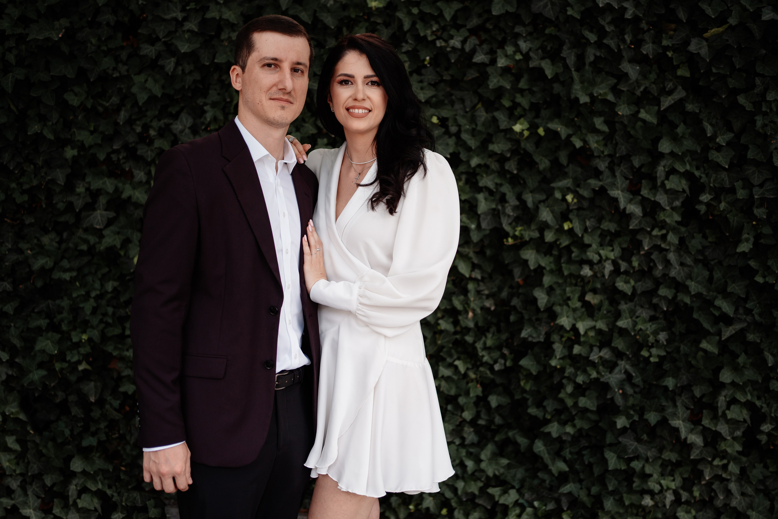 Miri fericiți în fața oficiului stării civile din Bucuresti, Sector 3, celebrând începutul unei noi vieți împreună. Fotografie de cununie civilă, capturând naturalețea și bucuria momentului special.