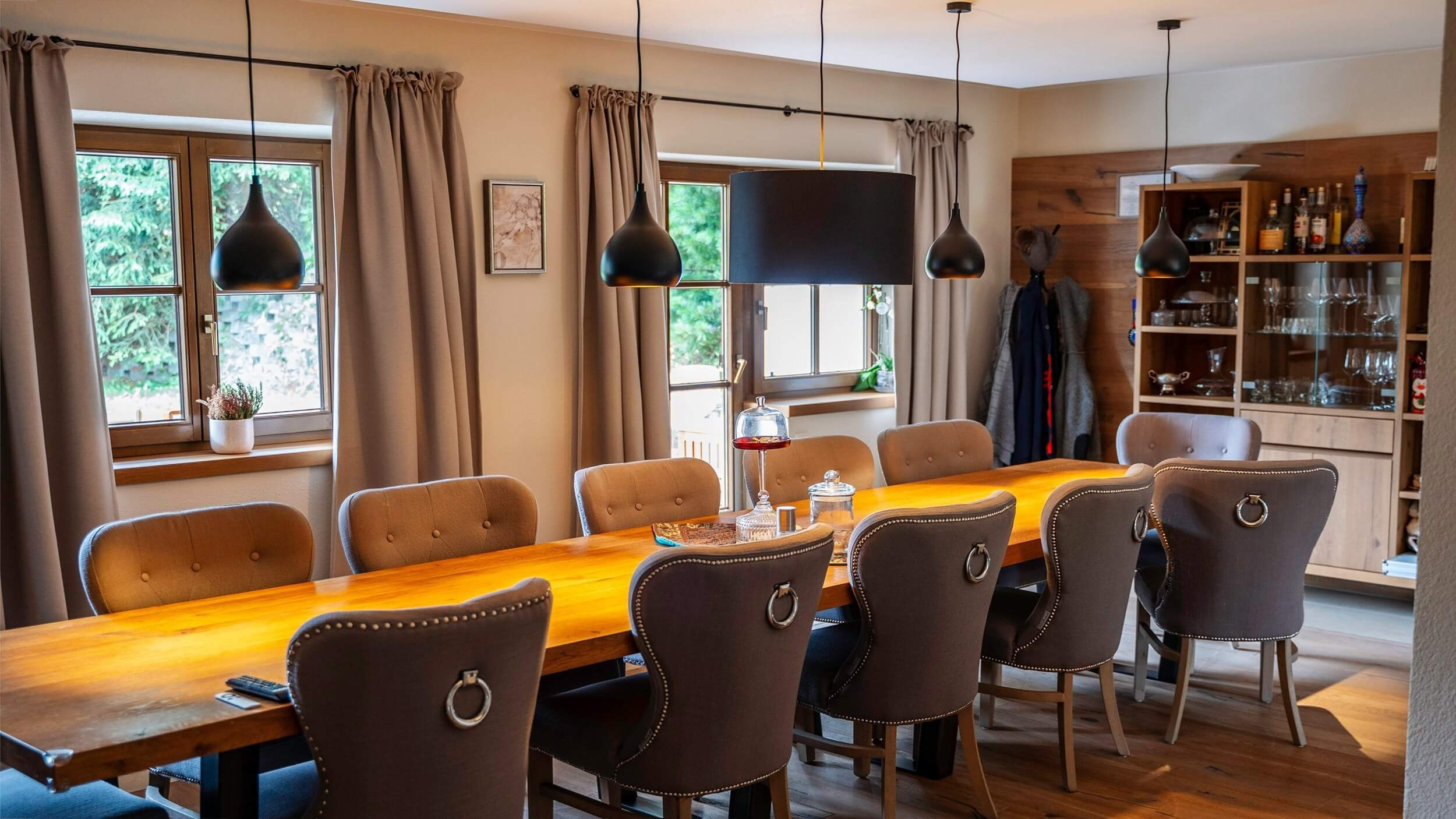 Modern gedeckter Speisesaal mit eleganter Tischdekoration im Hochzeitschalet in Sölden, Tirol.