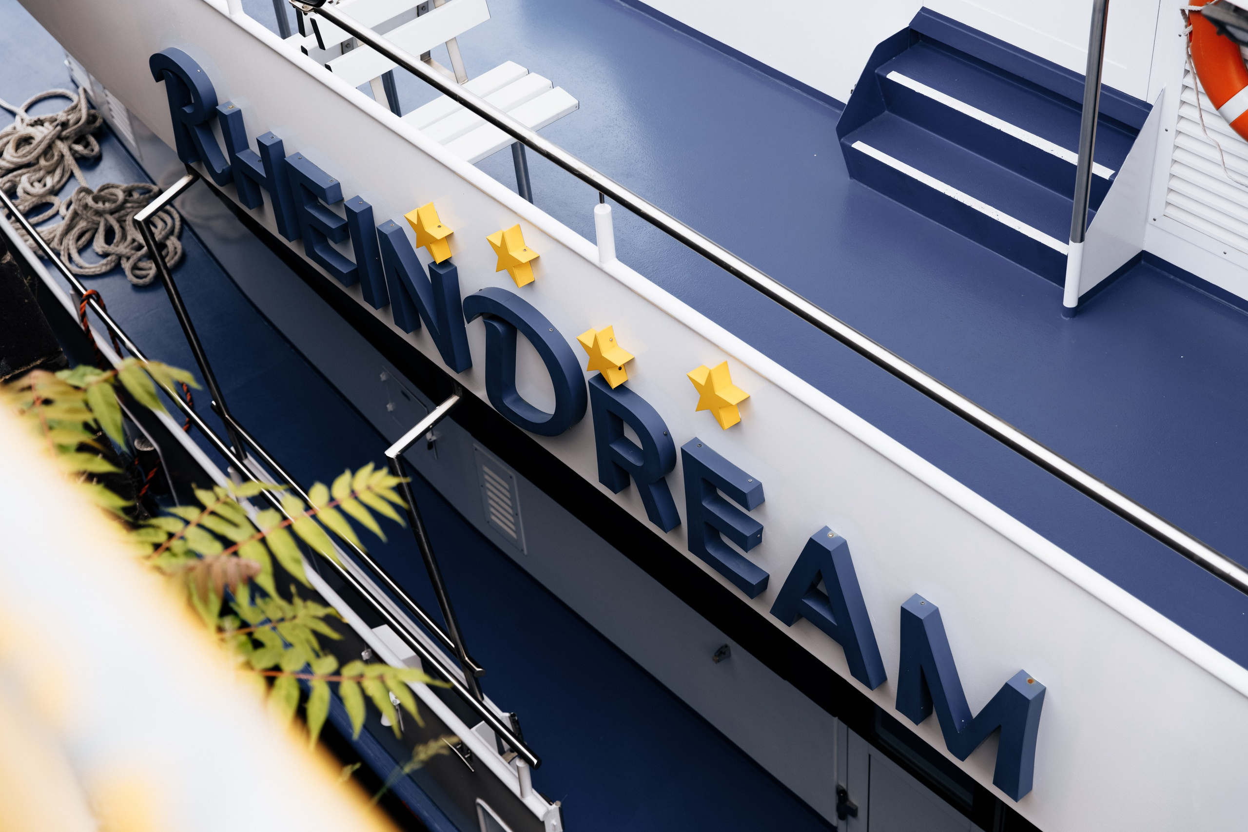 Detailaufnahme eines Schiffes mit dem Namen "Rhein Dream". 