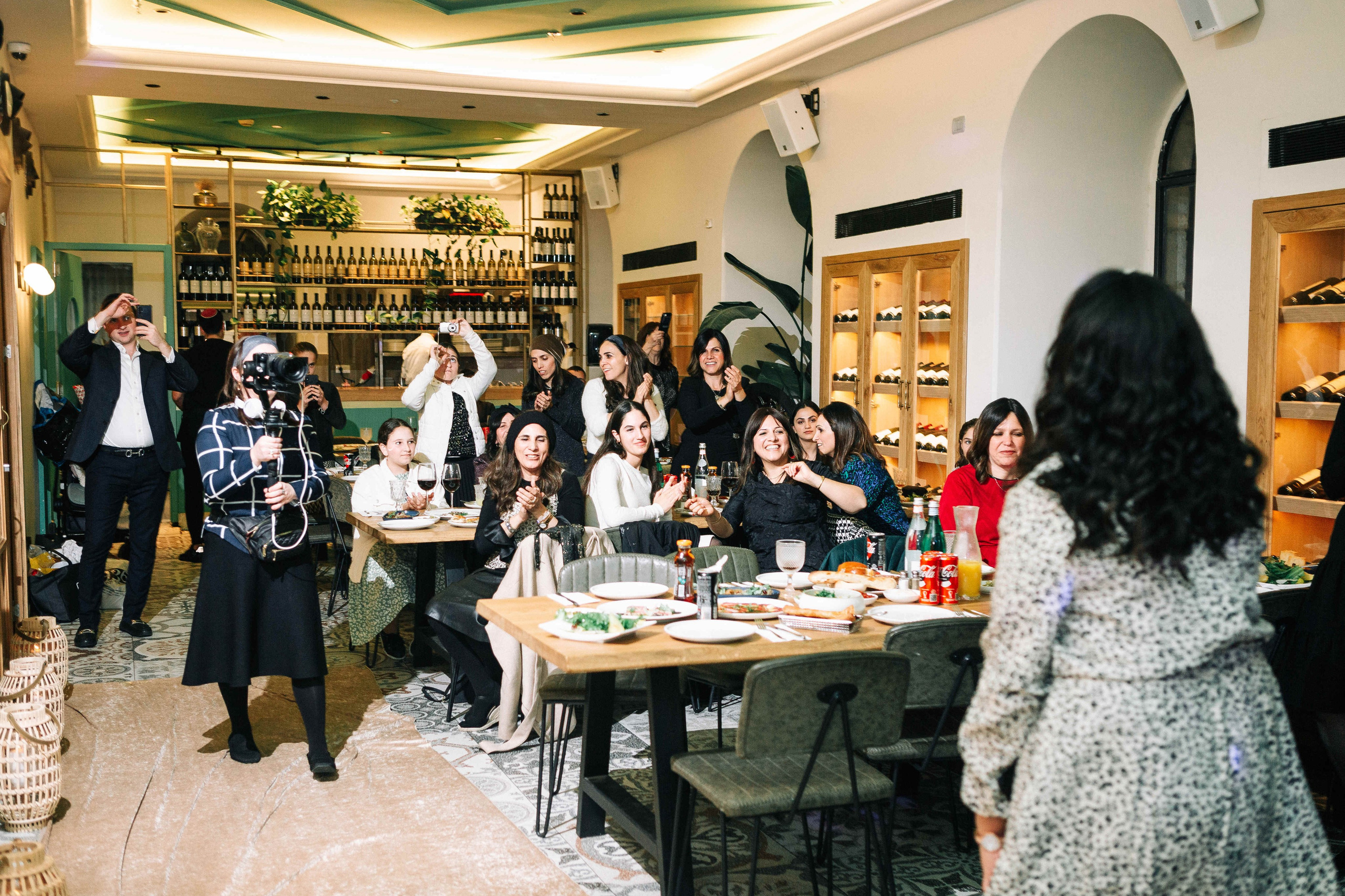 PARTY IN A RESTAURANT WITH THE WHOLE FAMILY. Https://shi-photo.com/