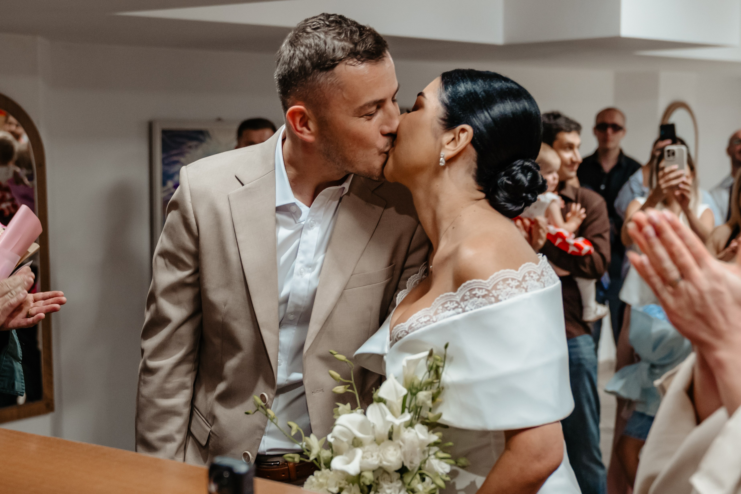 Ioana si Catalin se saruta la cununia civila din Suceava