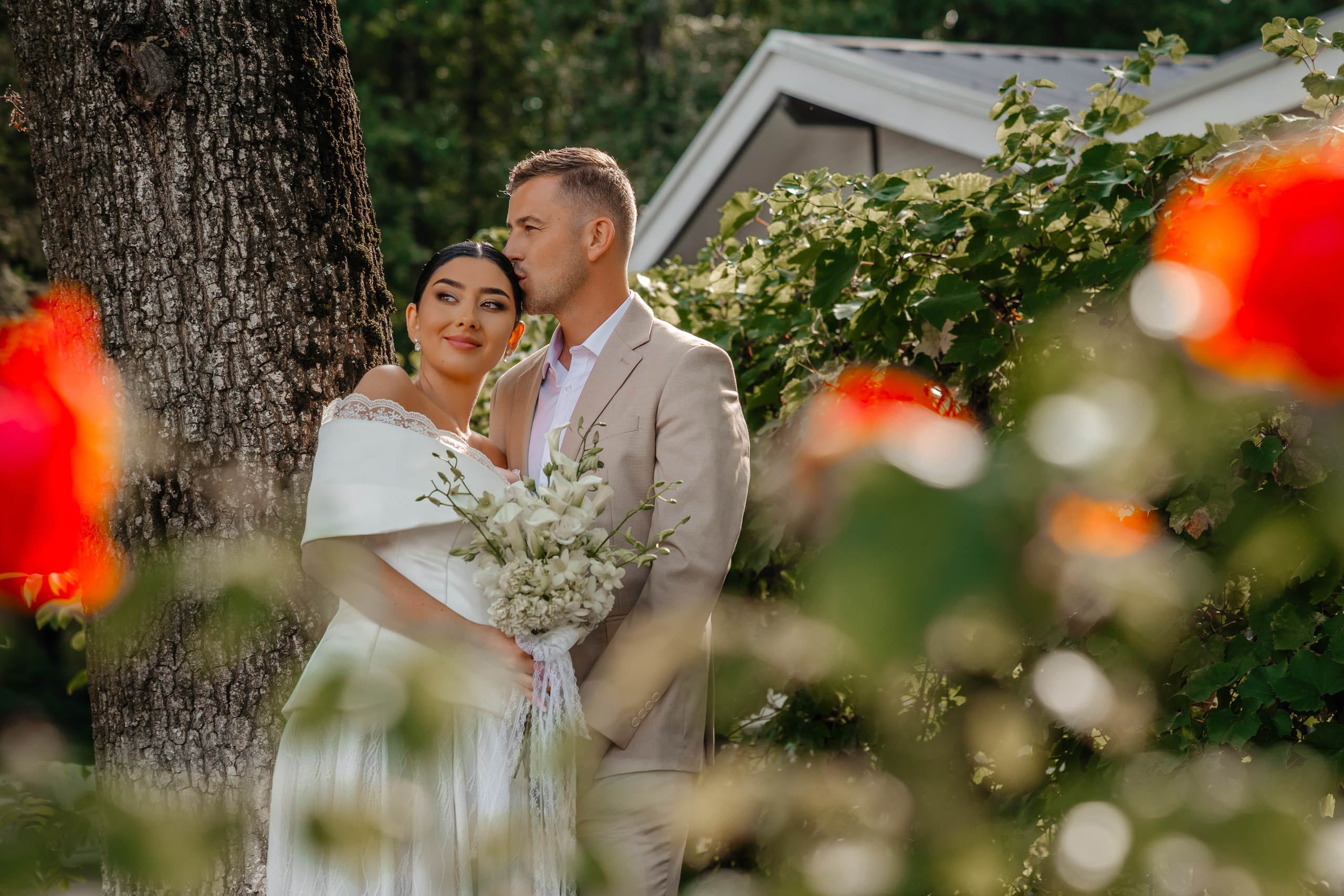 Ioana si Catalin fotografiati printre flori rosii