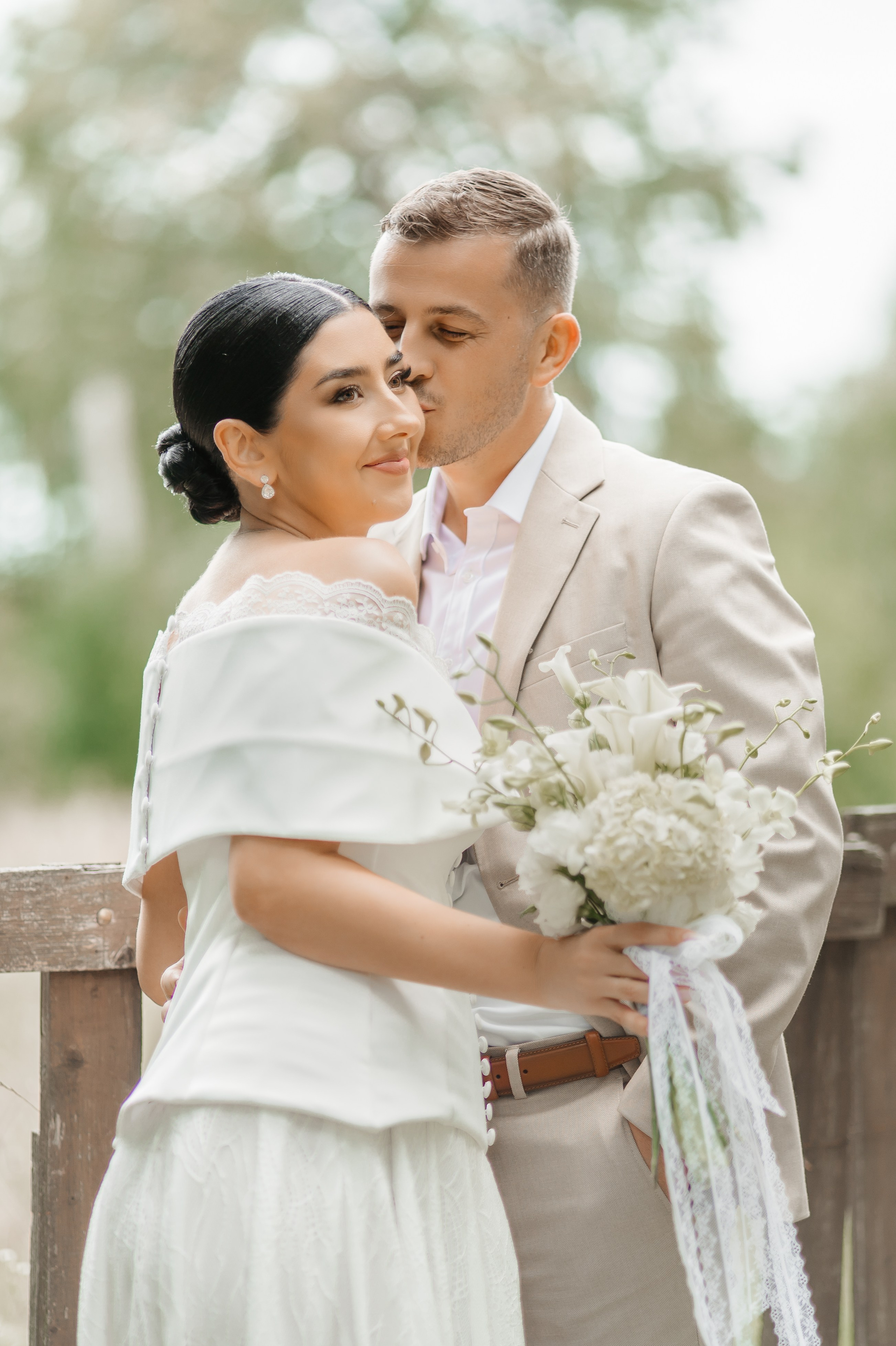 Portret apropiat al mirilor la sedinta foto de cuplu
