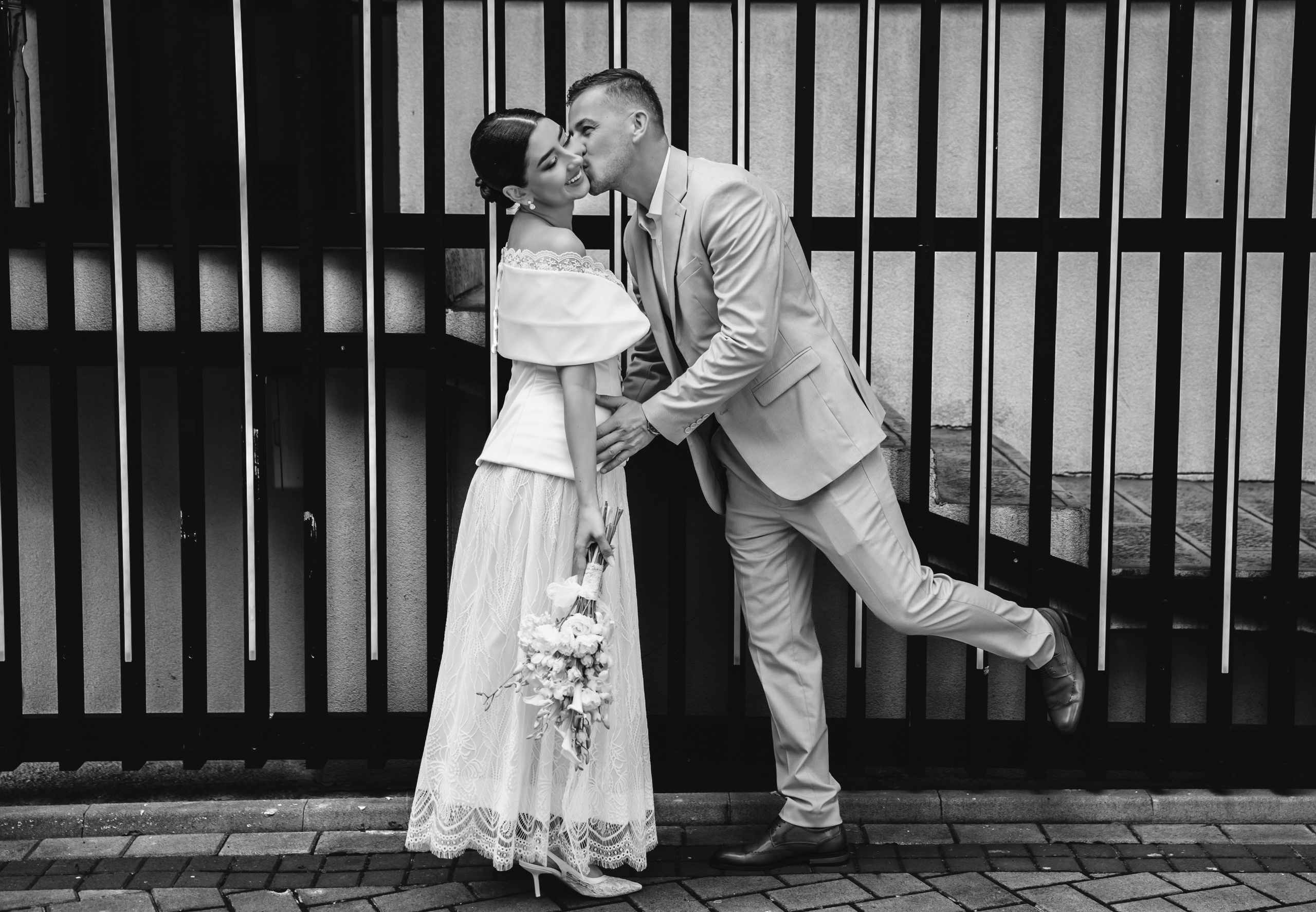 Fotografie alb-negru cu Ioana si Catalin intr-un moment jucaus